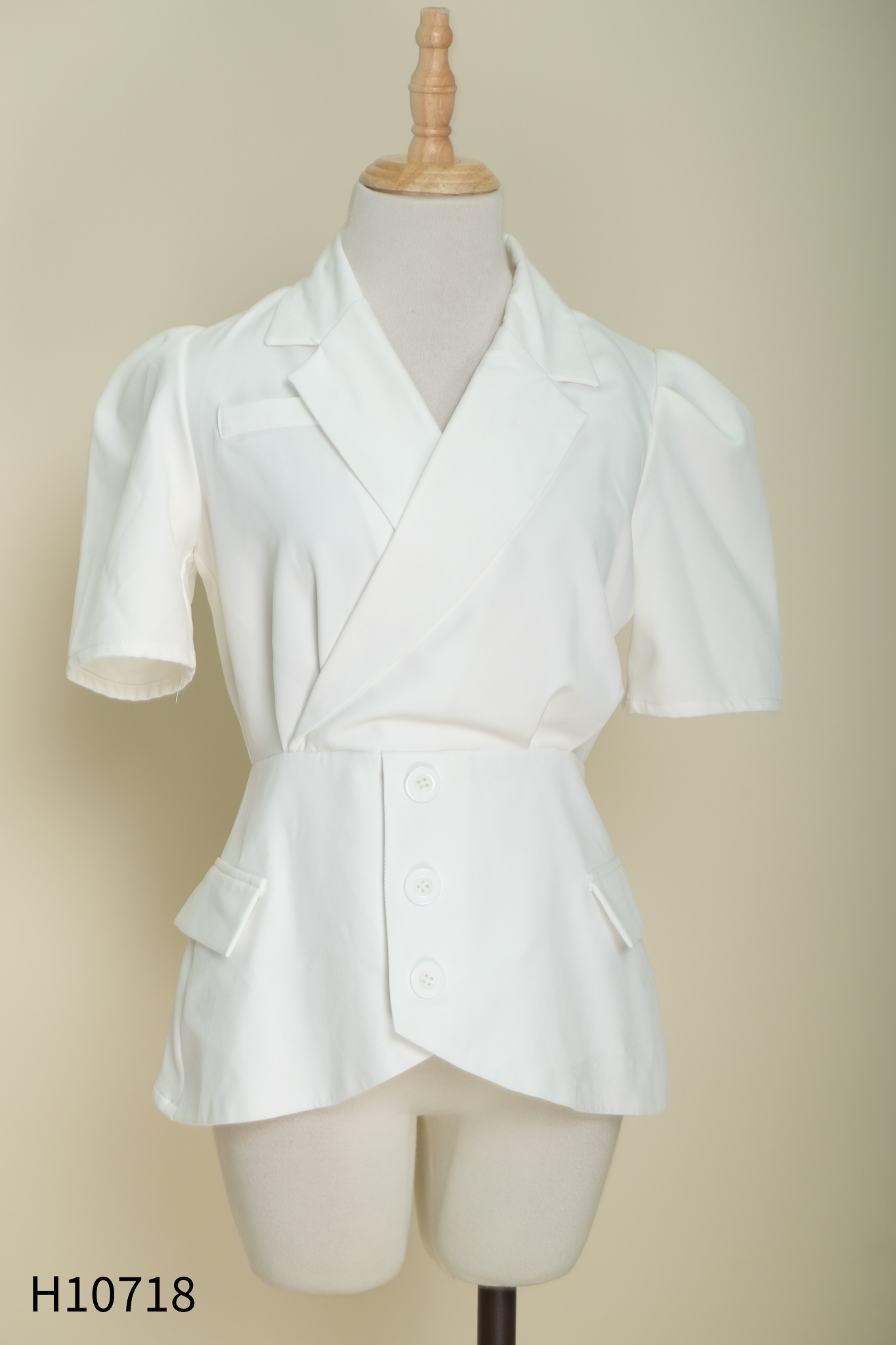 Áo IIS trắng cổ vest