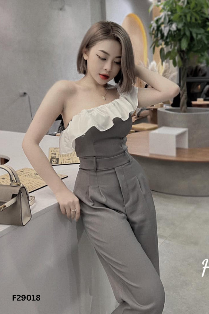 Jumpsuit xám phối trắng lệch vai