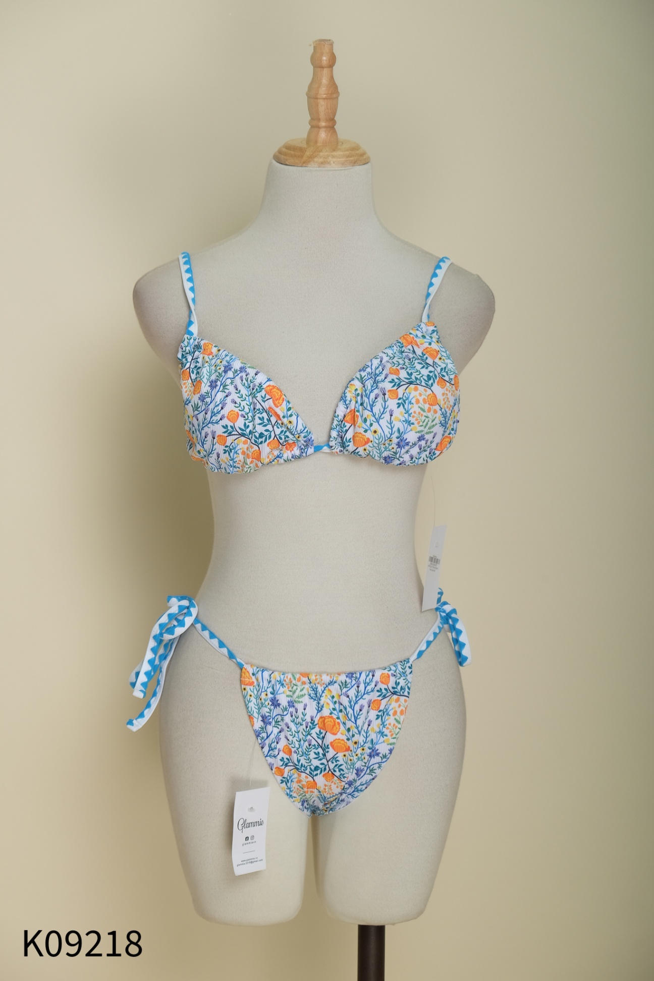 Set bikini trắng hoạ tiết xanh