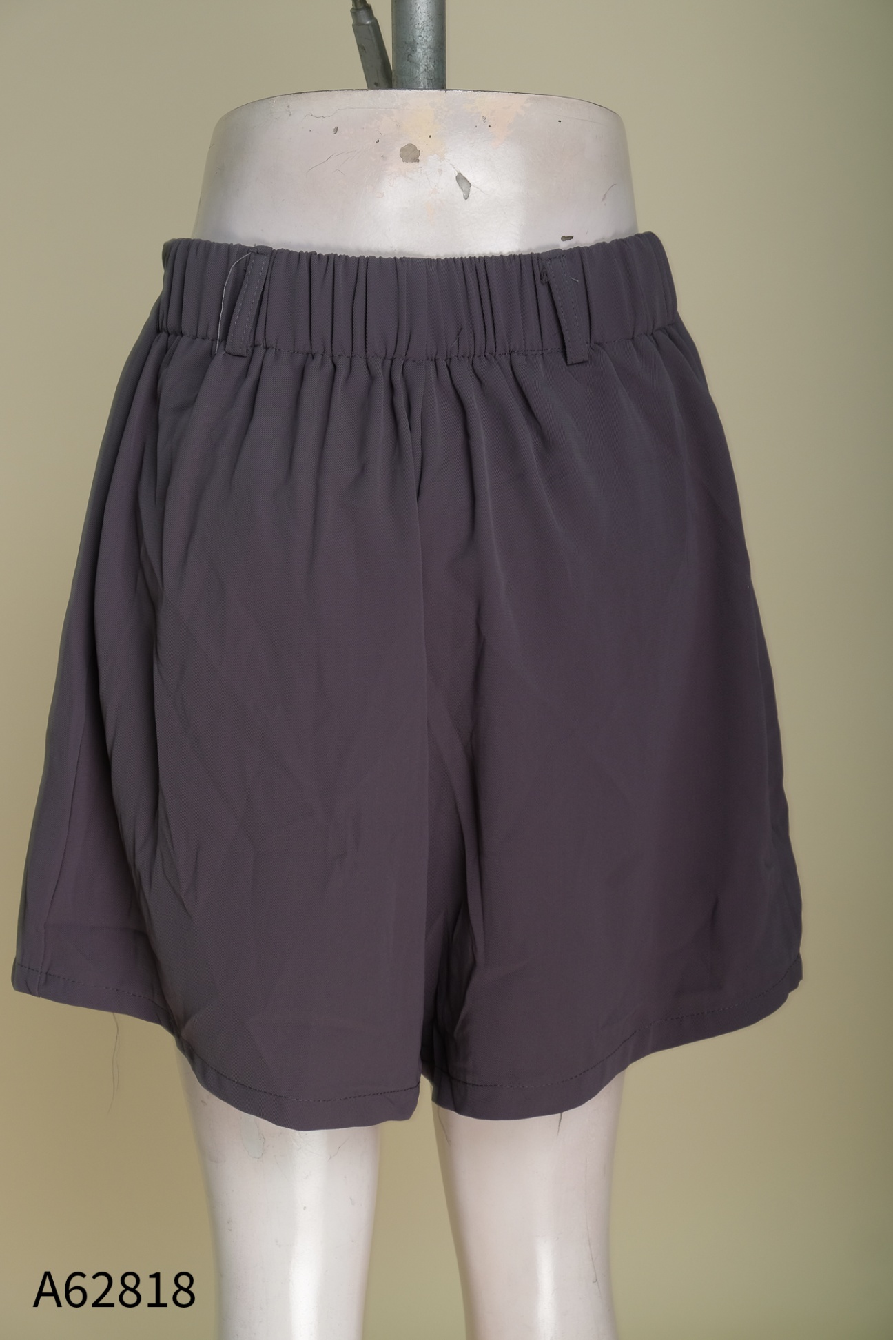 Quần shorts vải xám