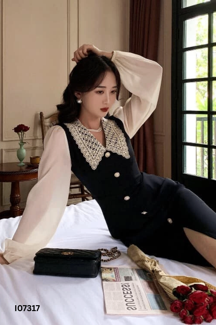Váy đen cổ ren trắng