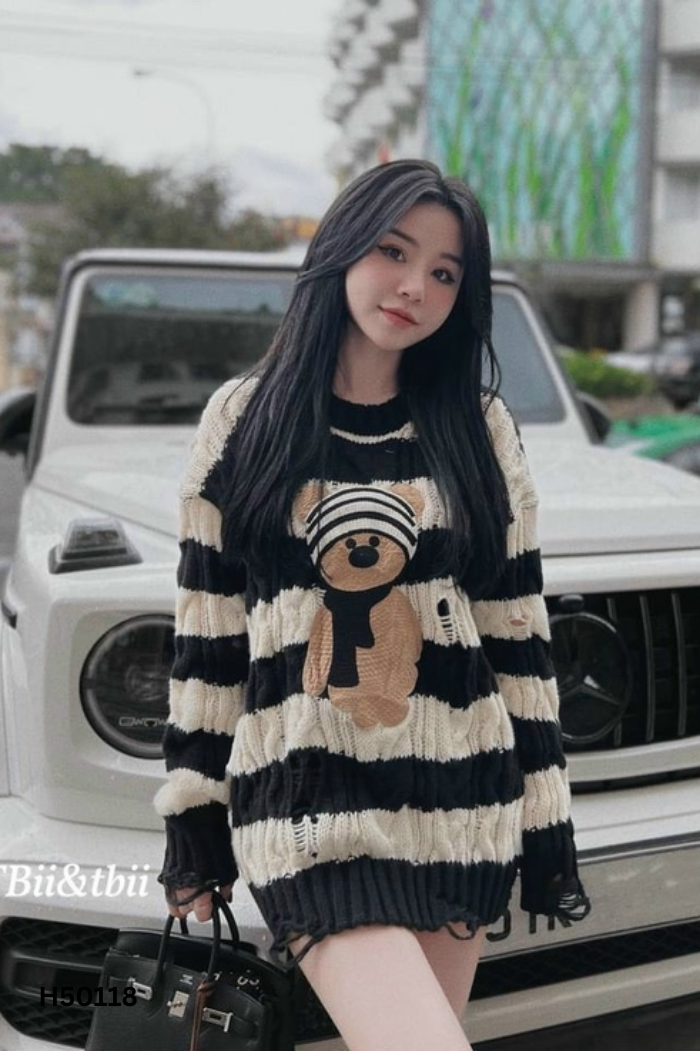Áo len trắng kẻ đen hình gấu