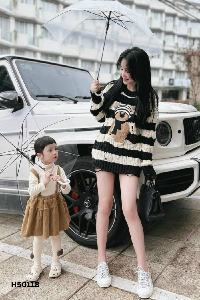 Áo len trắng kẻ đen hình gấu