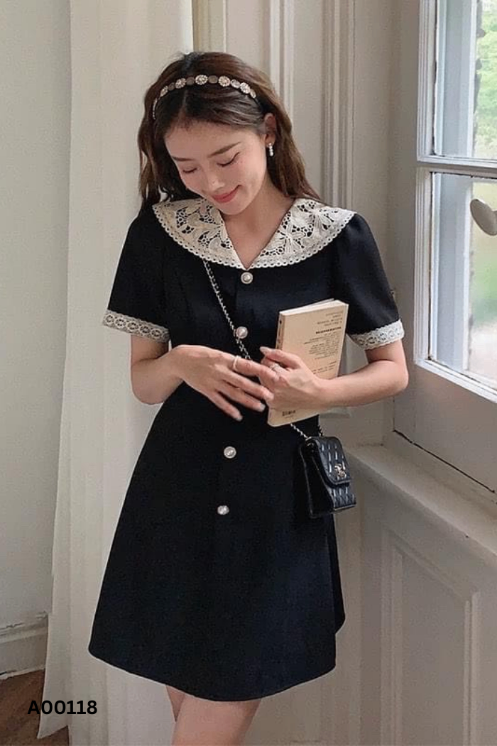 Váy đen cổ ren trắng