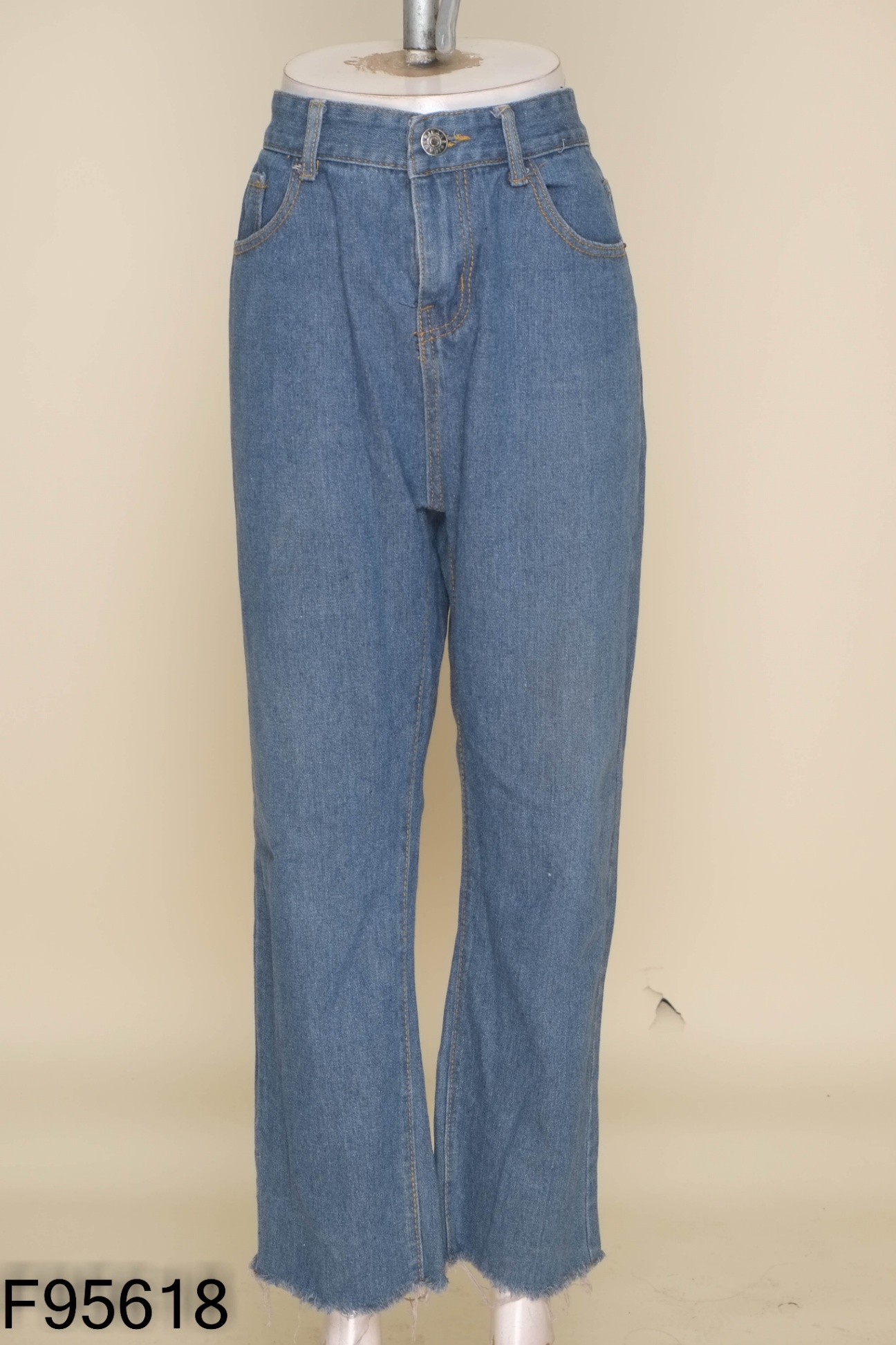 Quần jeans xanh cắt gấu