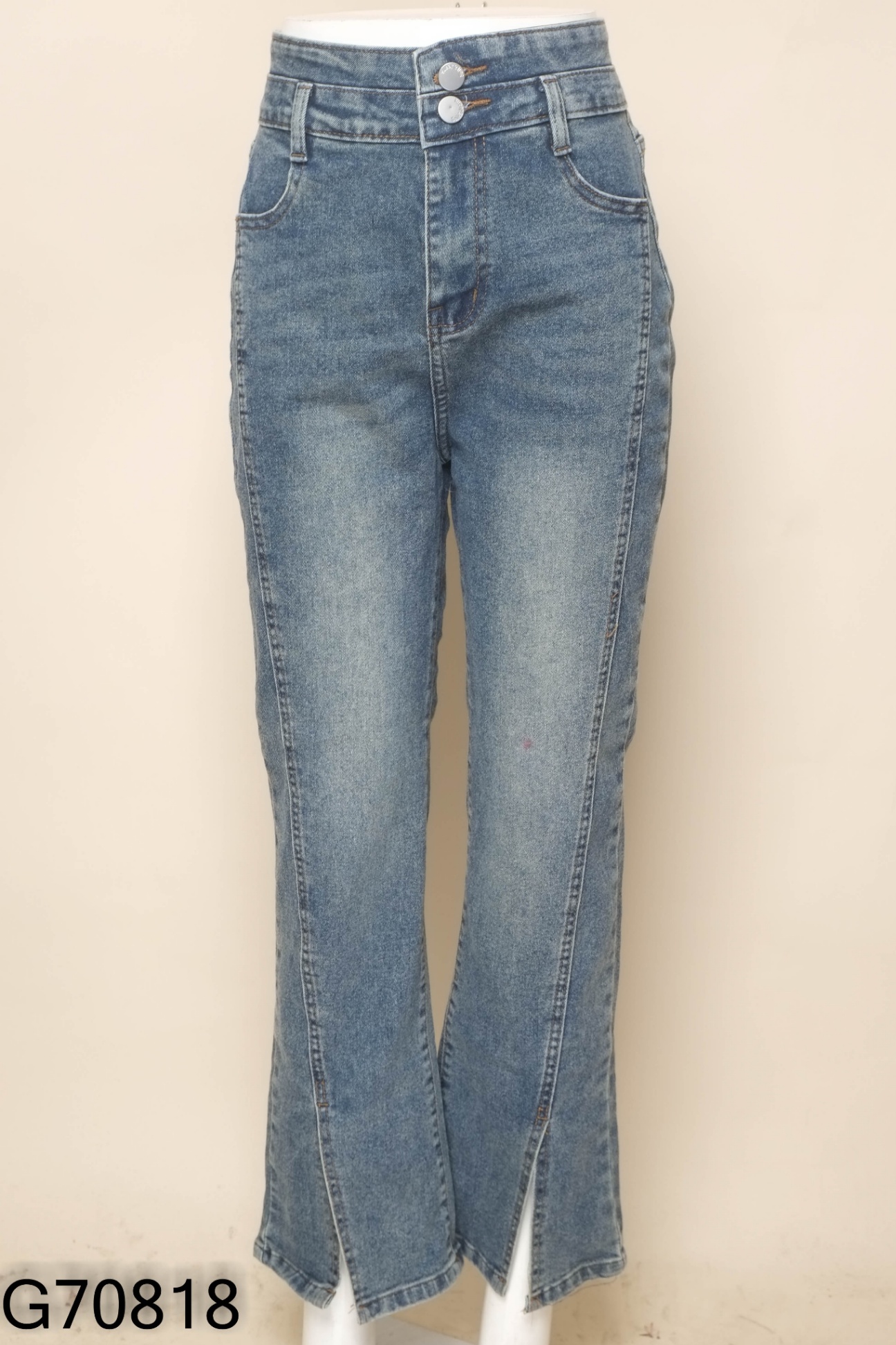 Quần jeans xanh ống loe