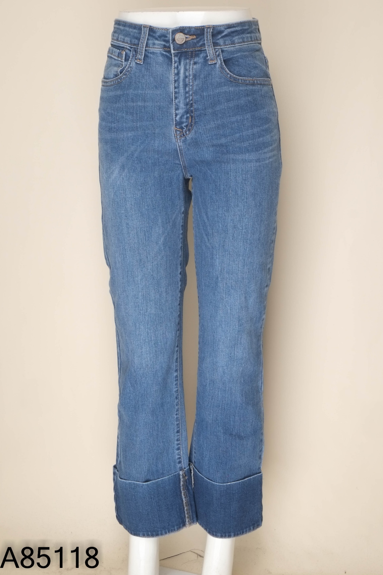 Quần jeans xanh gập gấu