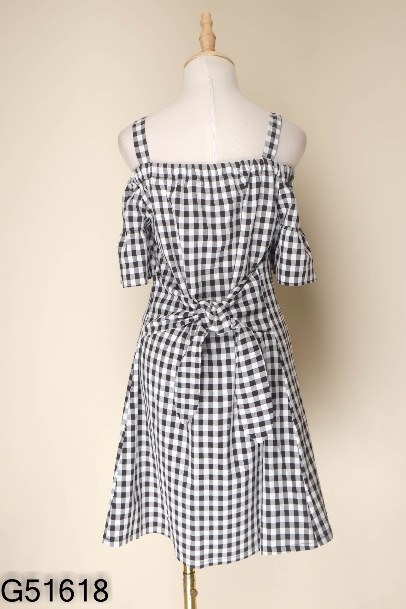 Váy 92 WEAR caro đen trắng khoét vai