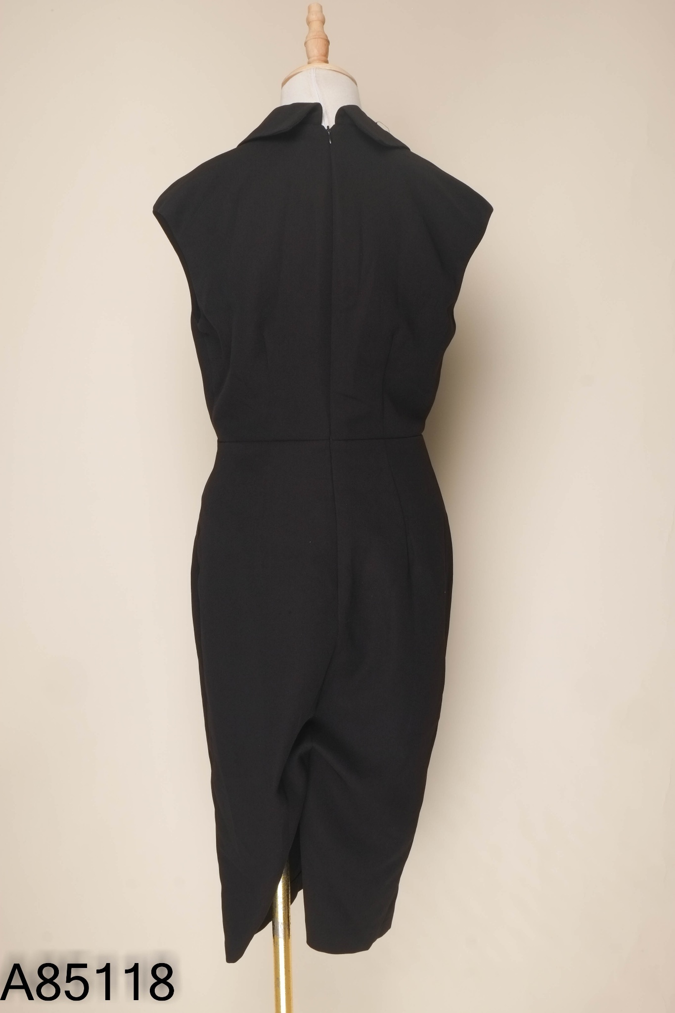 Váy đen cổ vest sát nách TED BAKER(xuất)