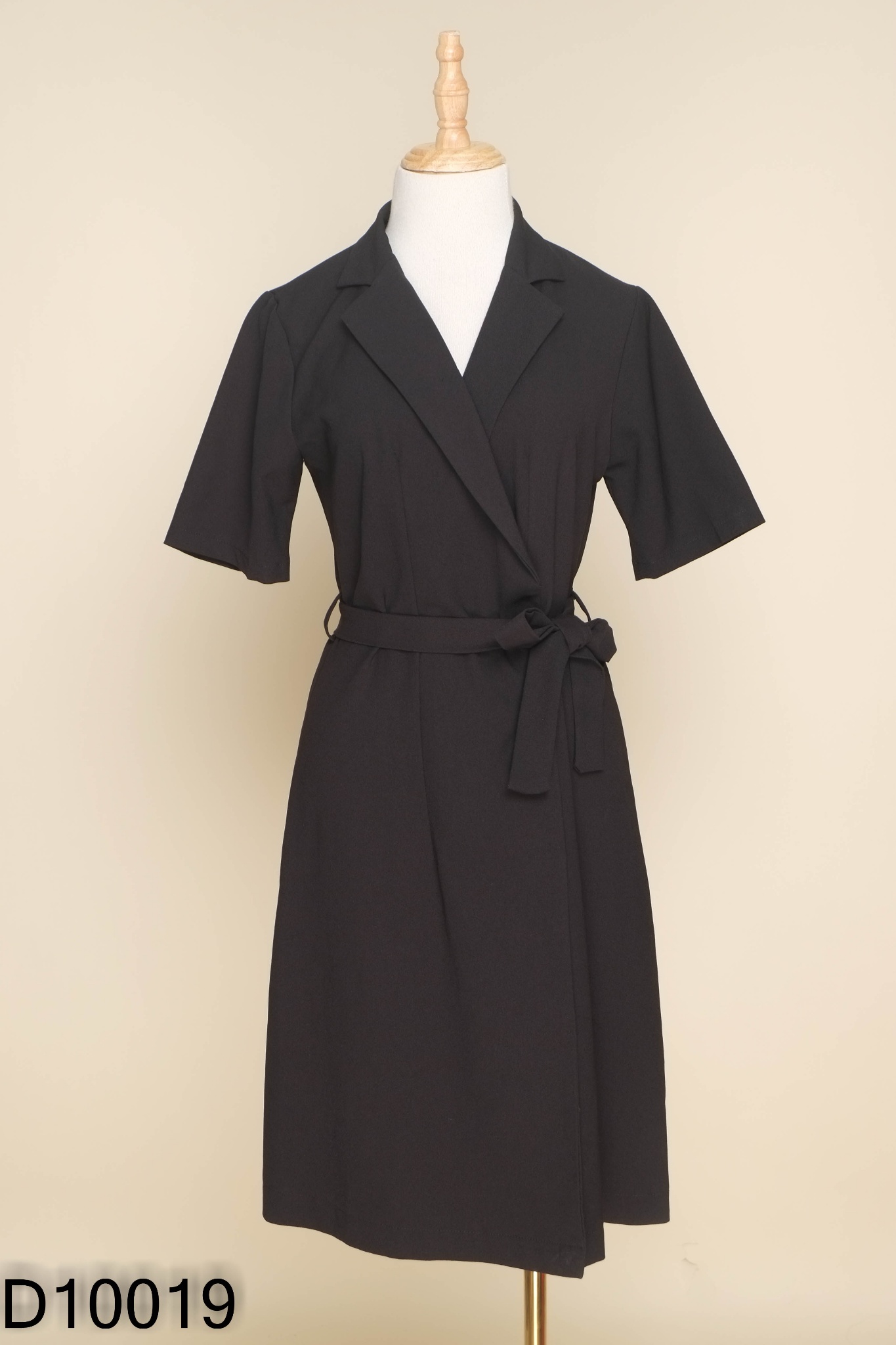 Váy đen cổ vest