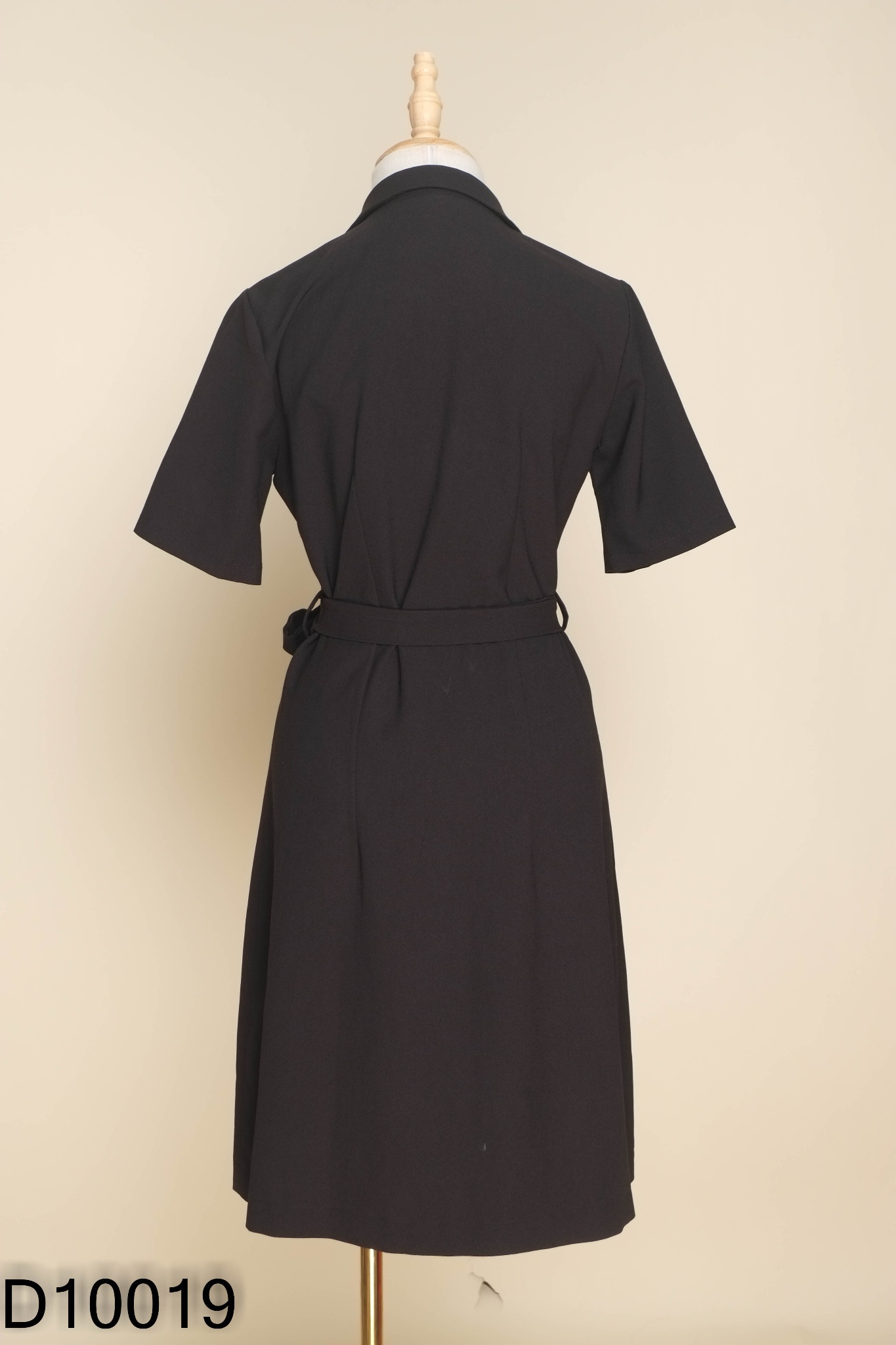 Váy đen cổ vest
