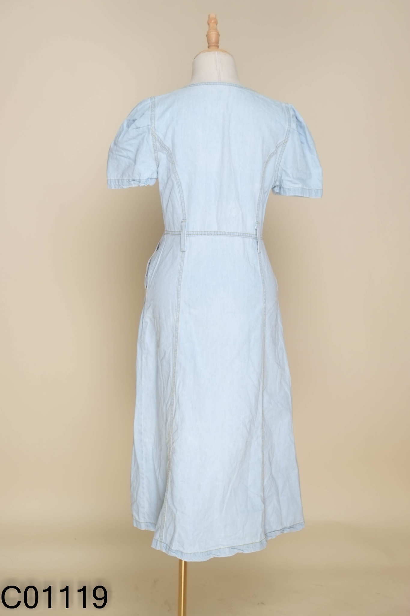Váy jean xanh cổ vuông