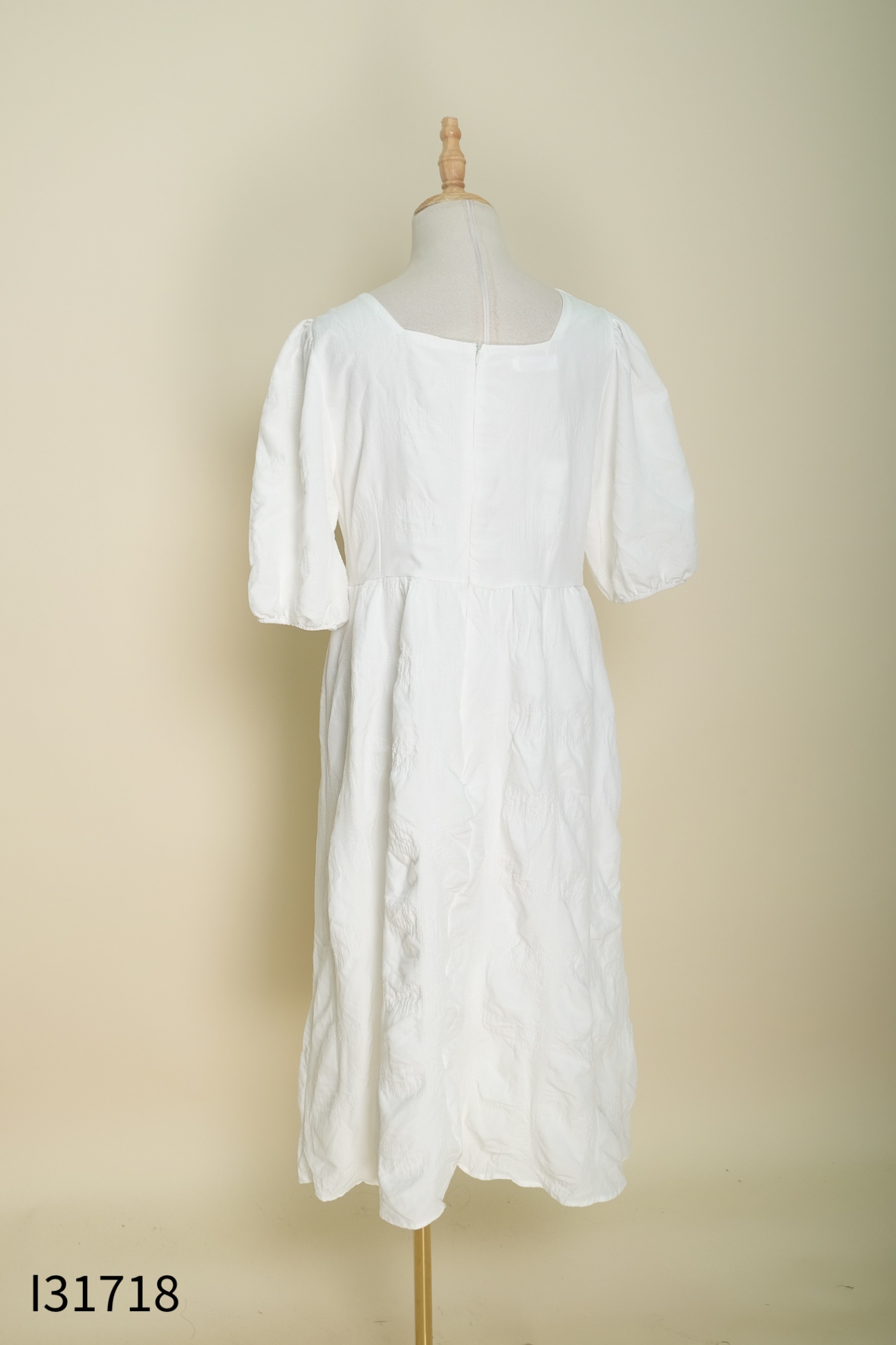 Váy babydoll trắng cổ vuông