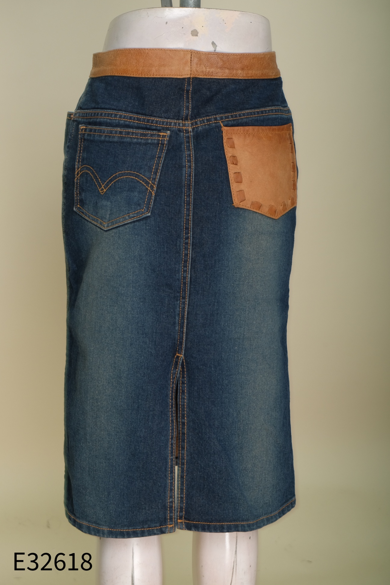 Chân váy jeans xanh eo da nâu