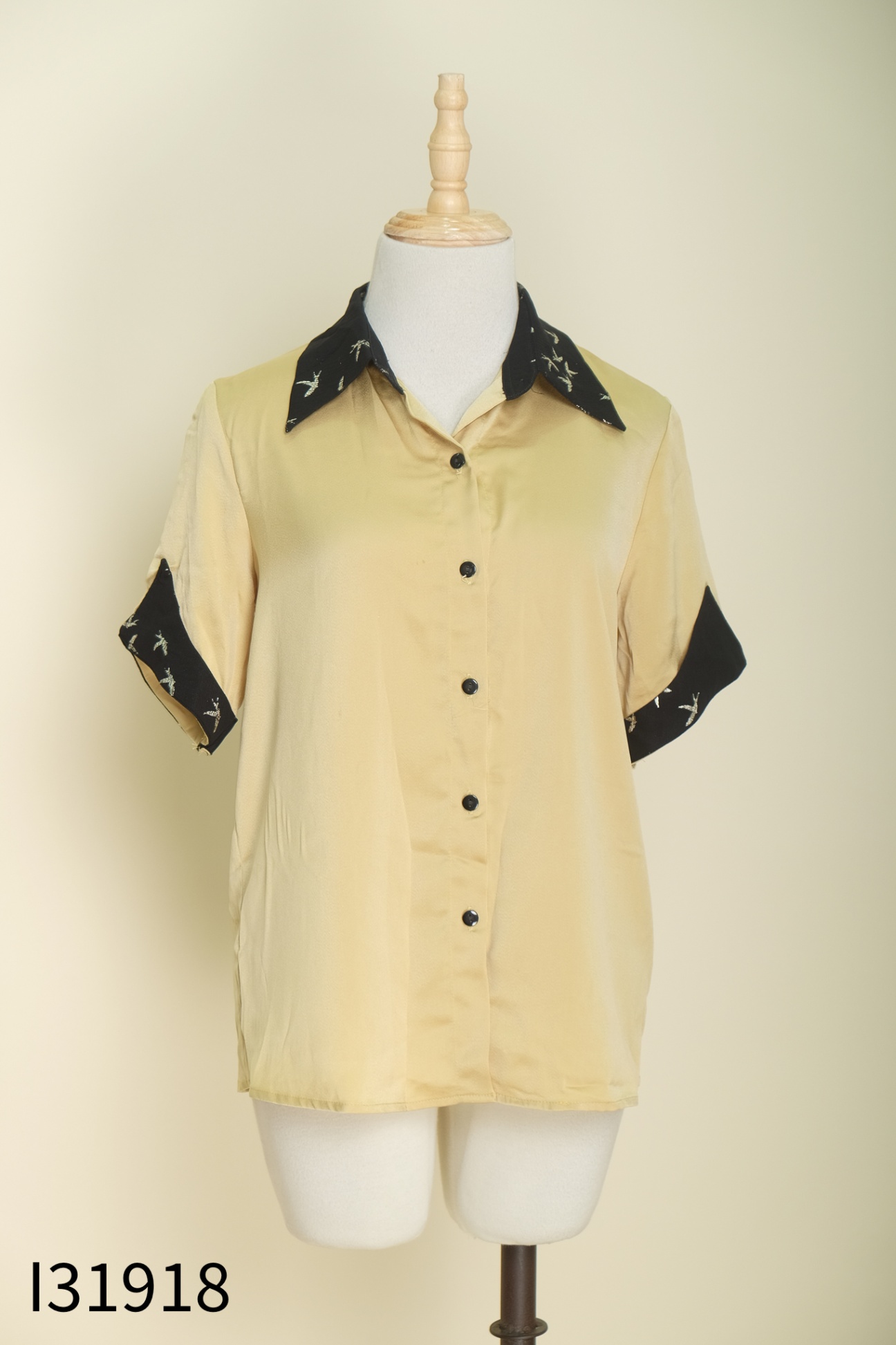Áo sơ mi LIIN CLOTHING lụa vàng phối đen