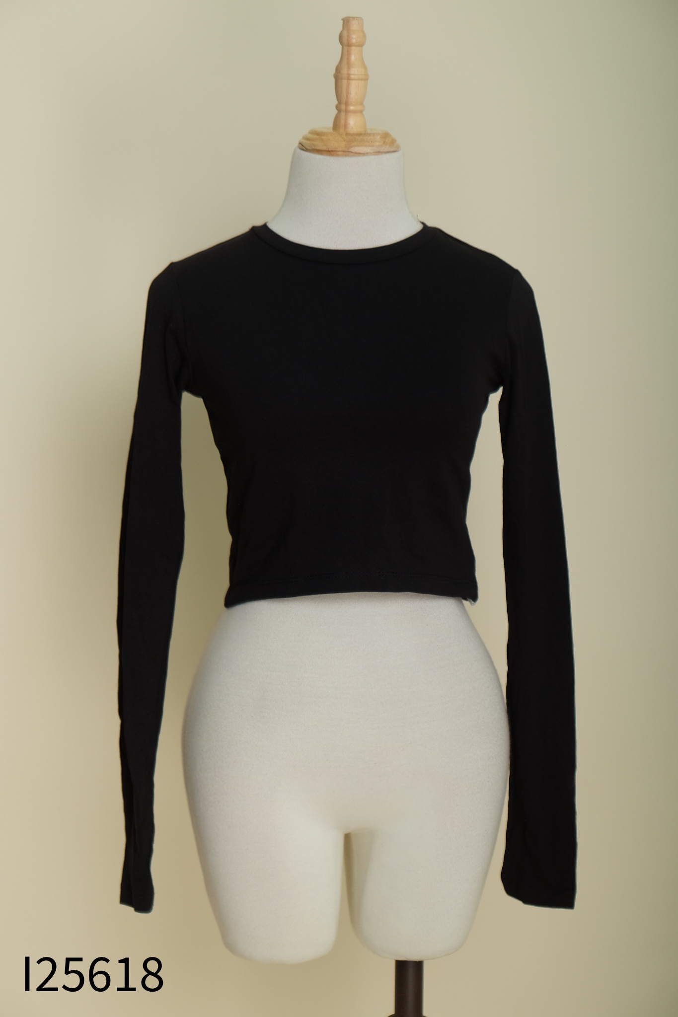 Áo PULL BEAR thun đen trơn