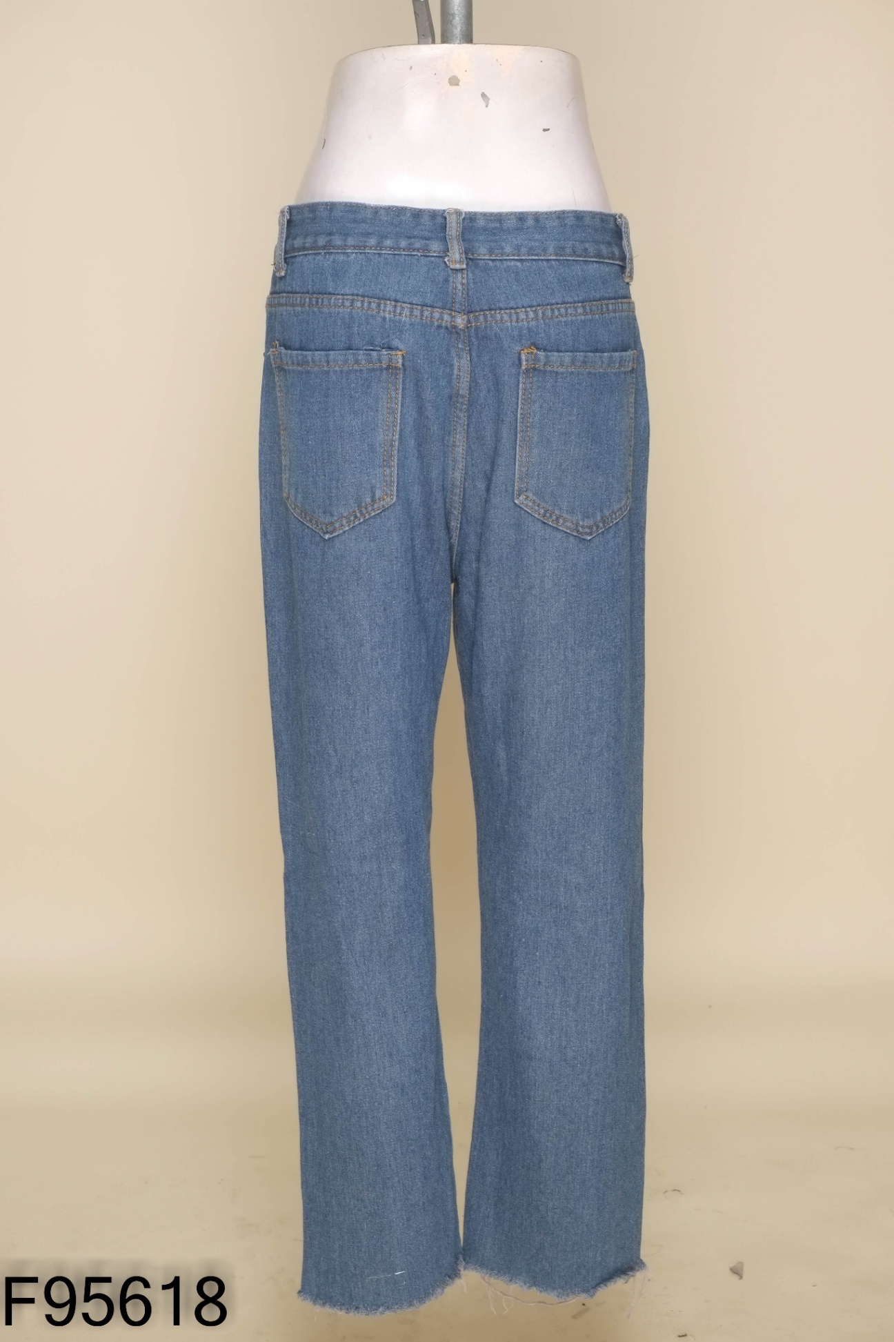 Quần jeans xanh cắt gấu