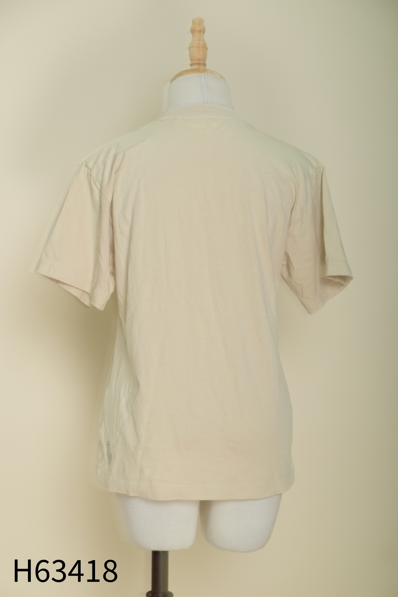 Áo UNIQLO phông be in hình