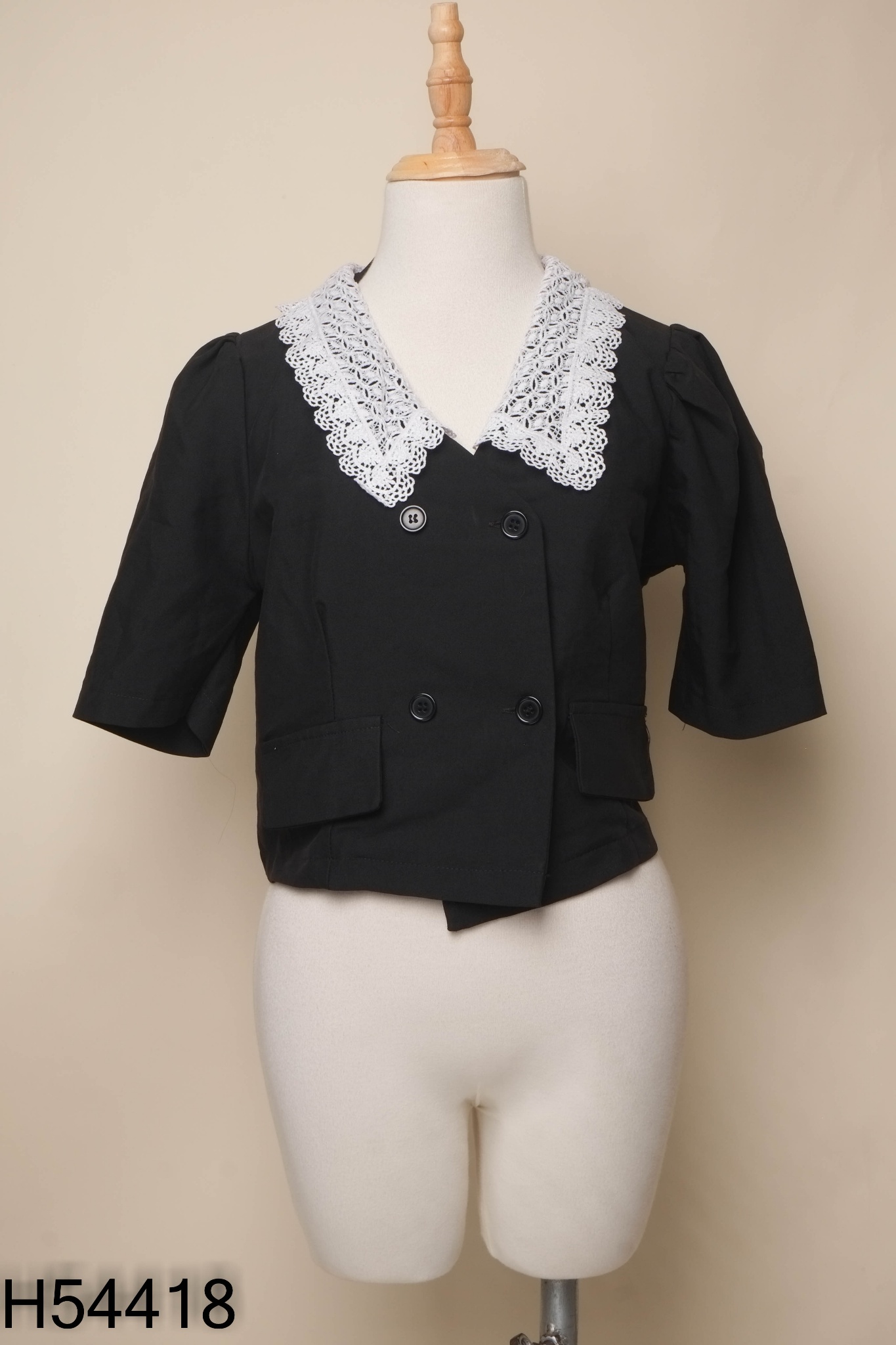 Áo đen viền cổ ren trắng