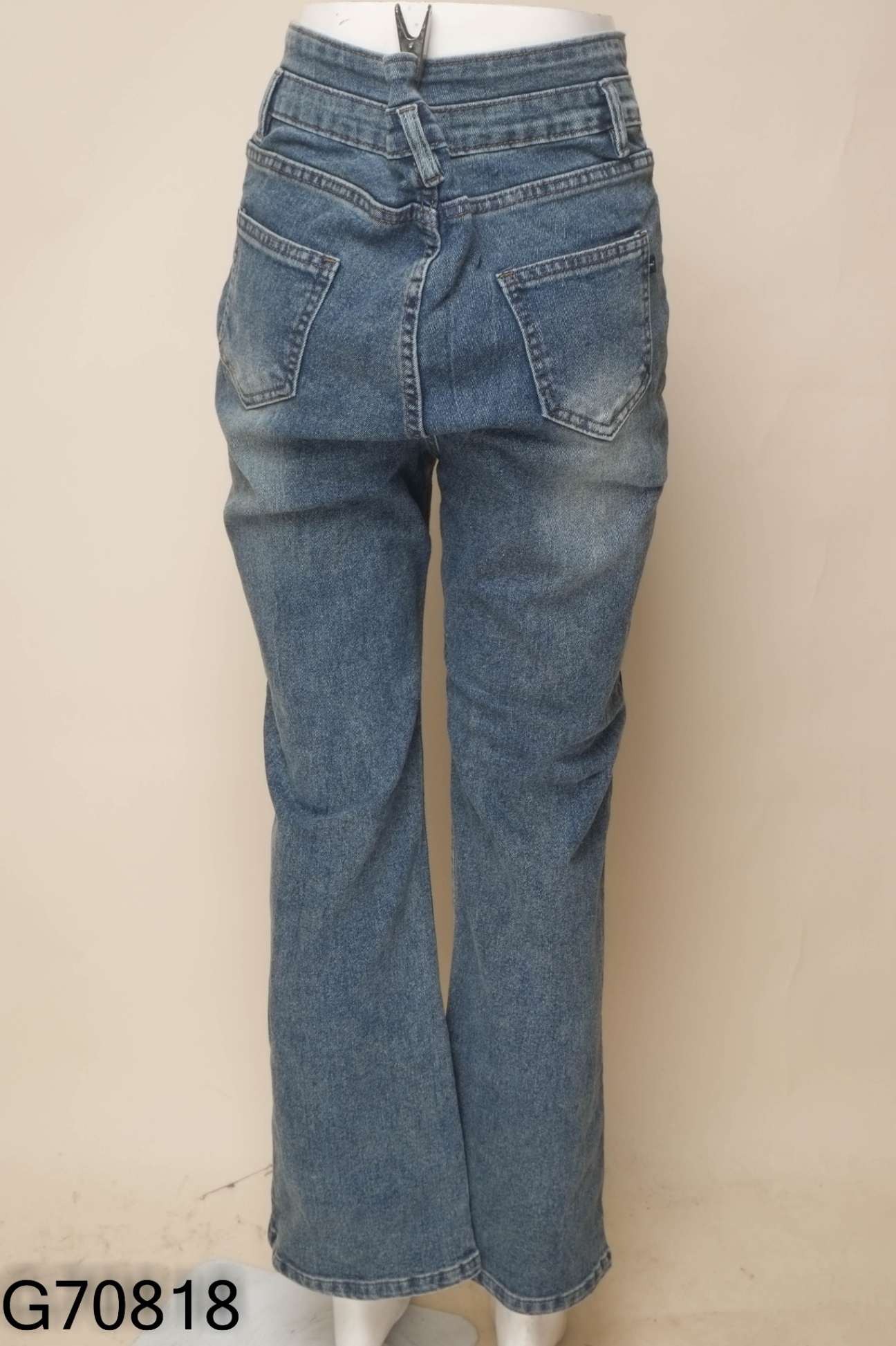 Quần jeans xanh ống loe