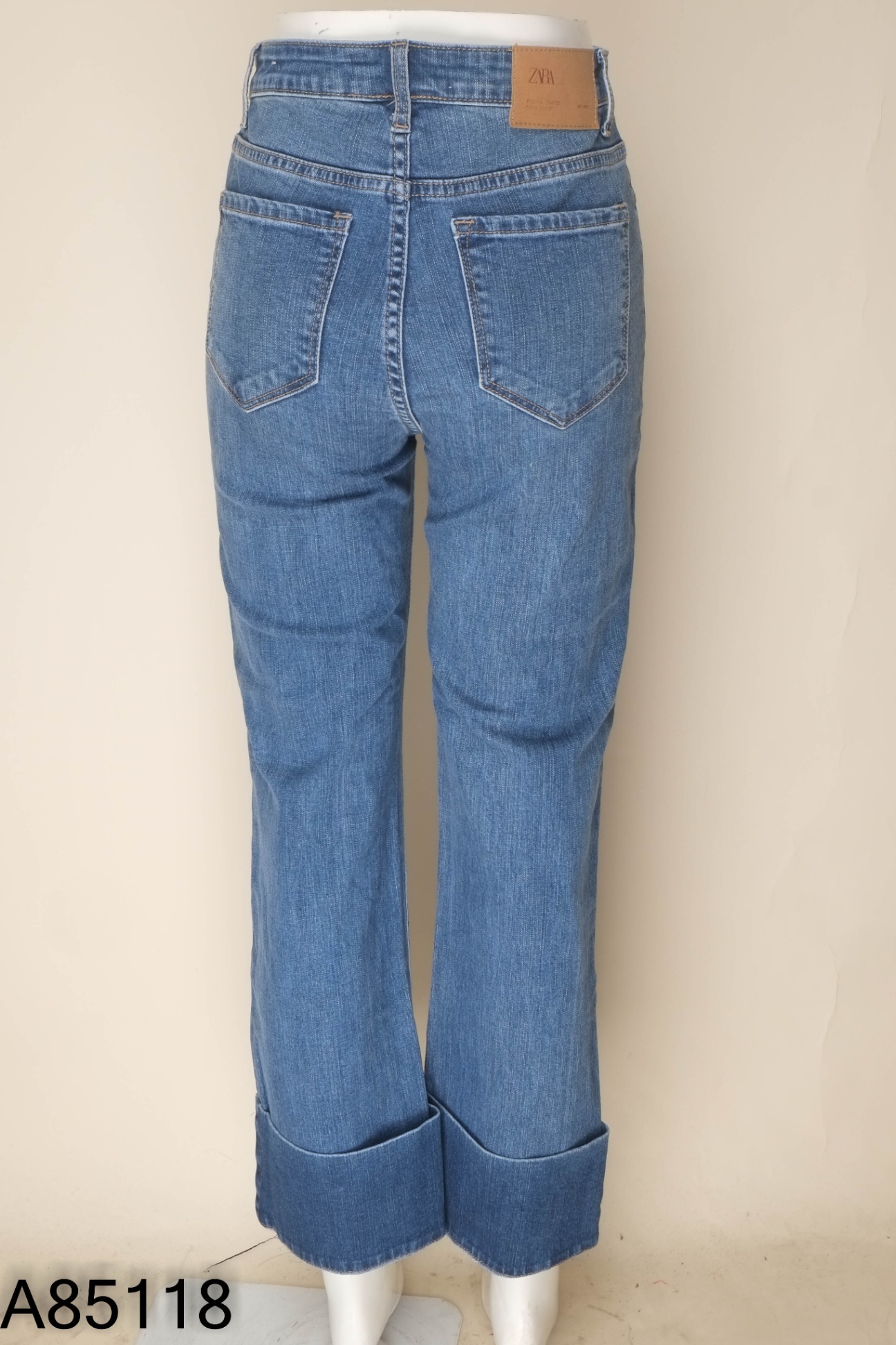 Quần jeans xanh gập gấu