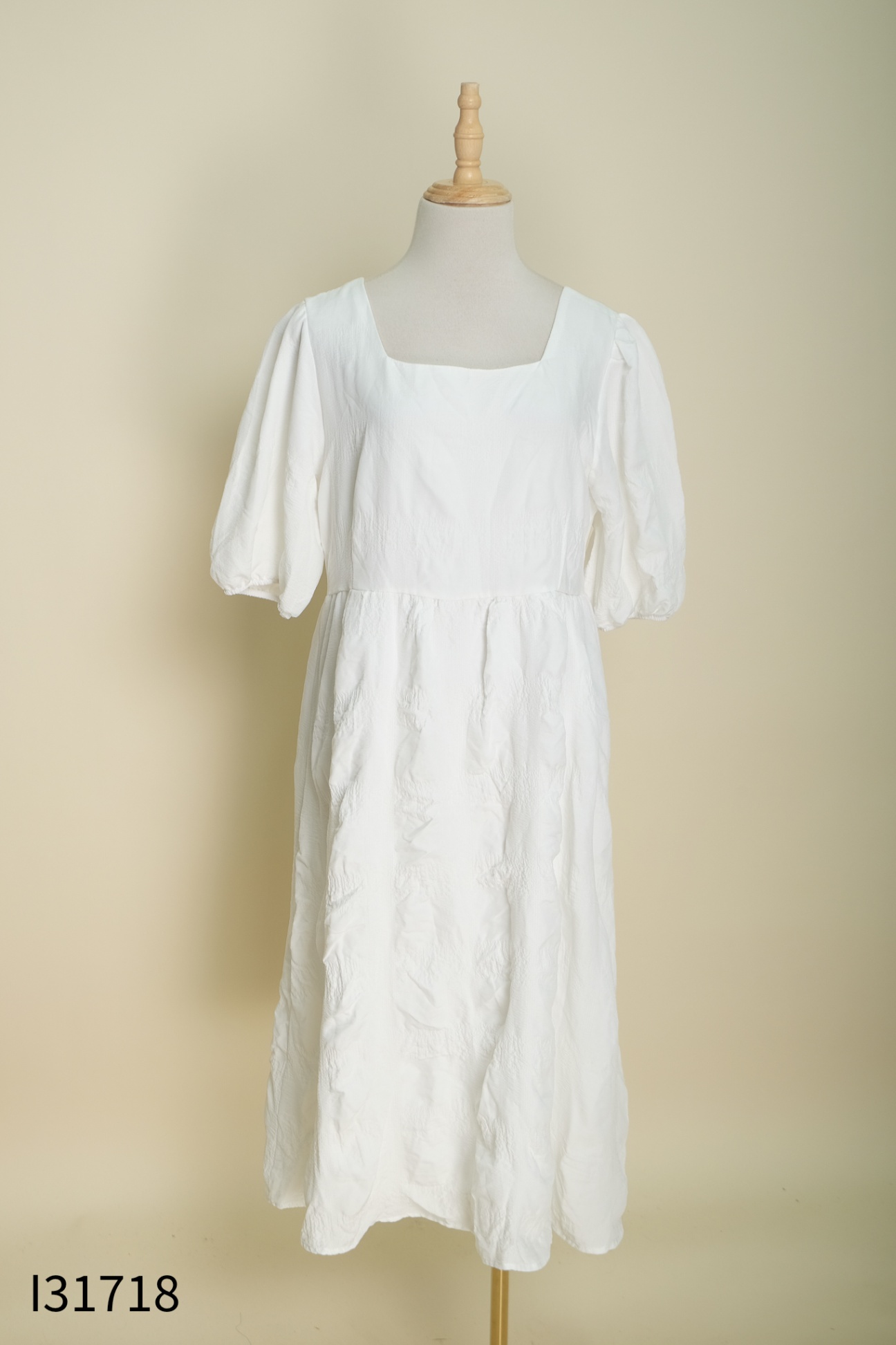 Váy babydoll trắng cổ vuông
