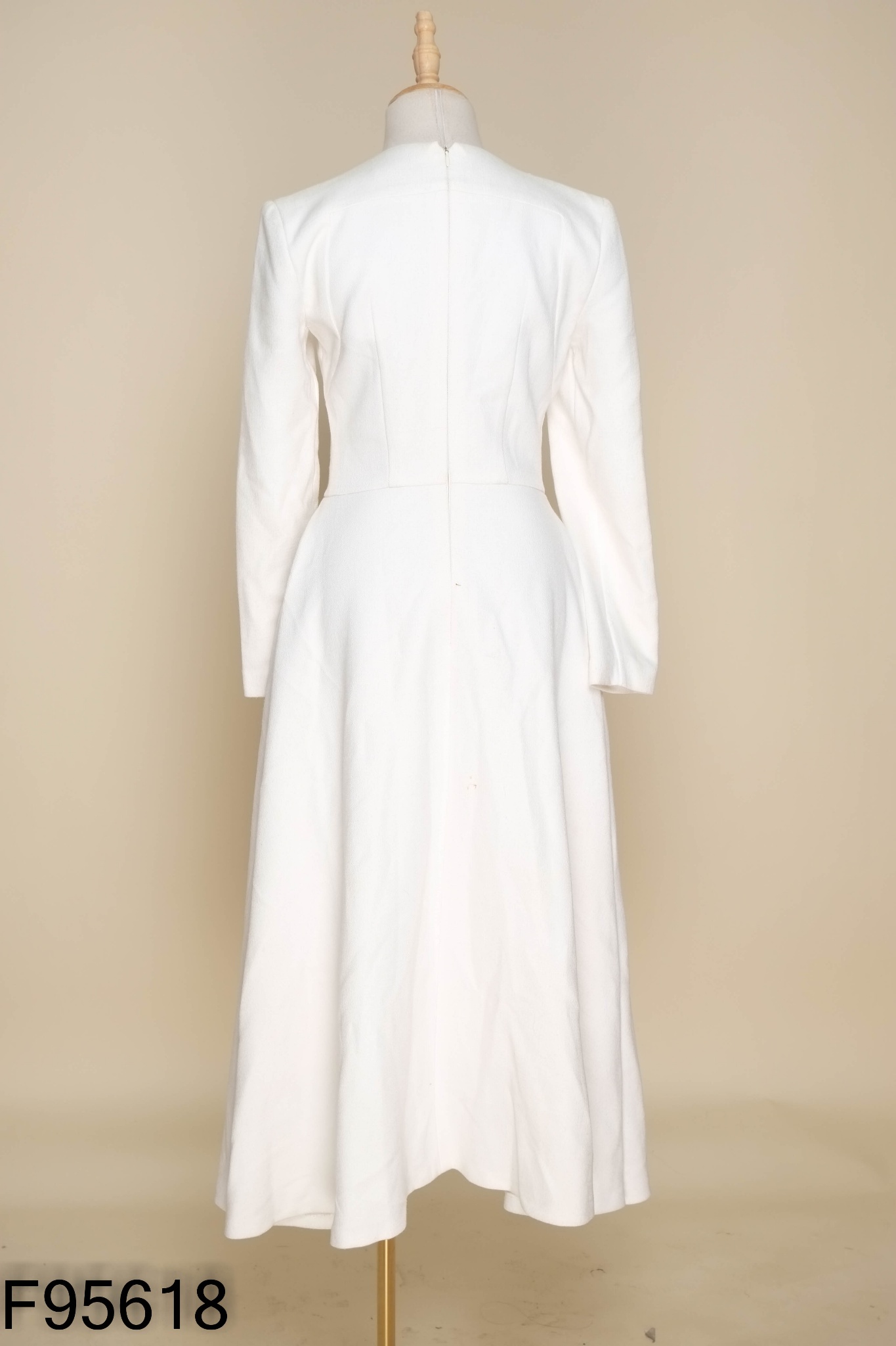 Váy DELICATE dạ trắng xoắn ngực