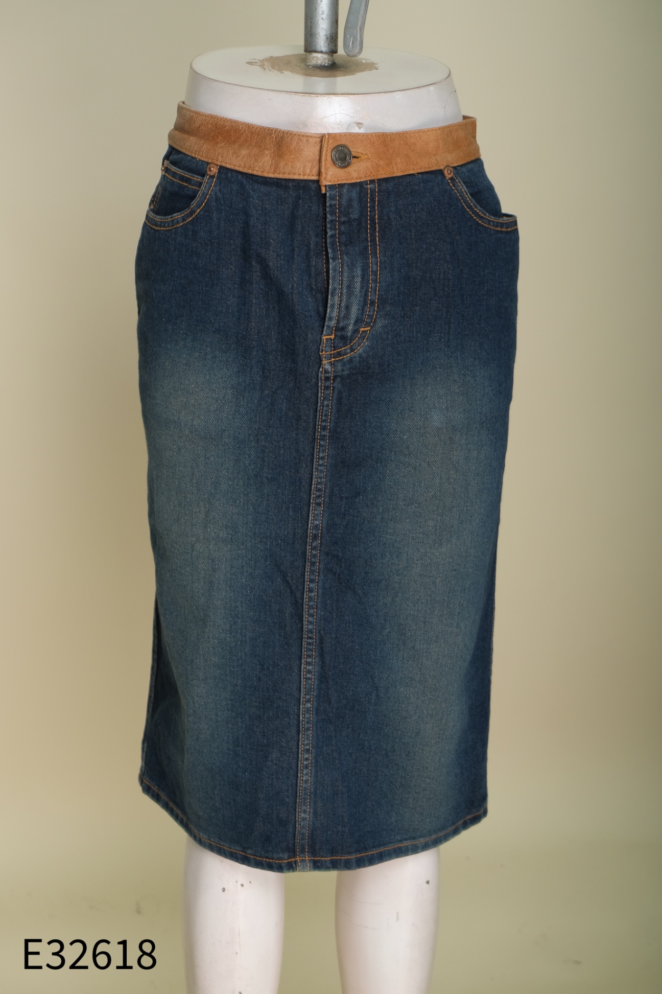 Chân váy jeans xanh eo da nâu