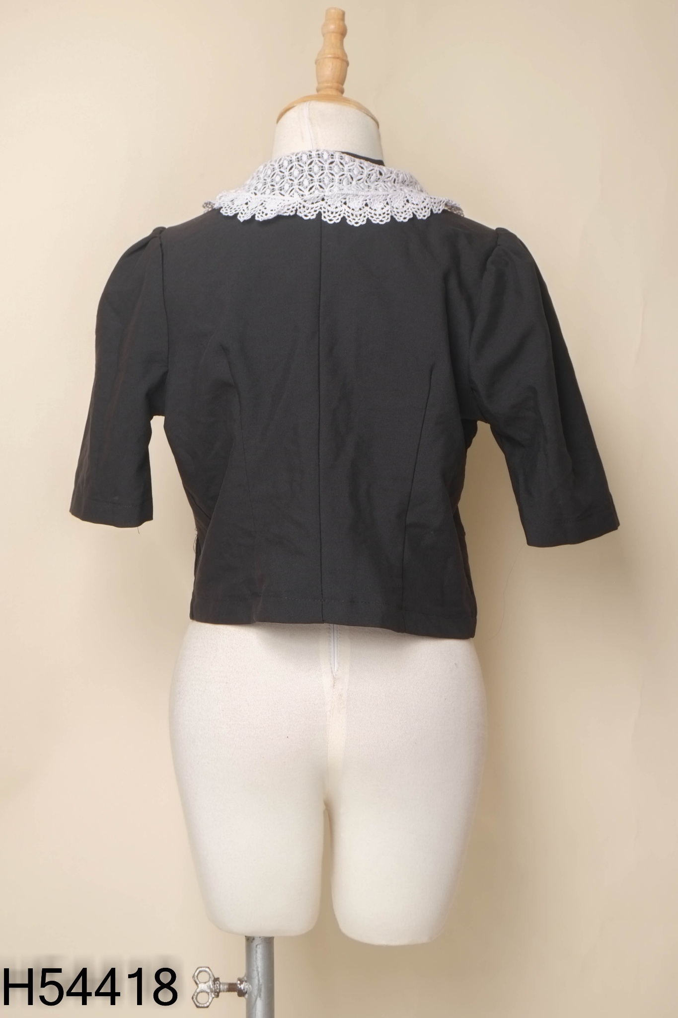 Áo đen viền cổ ren trắng