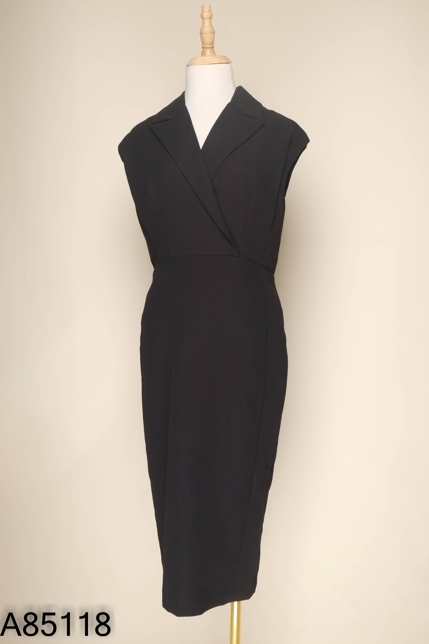 Váy đen cổ vest sát nách TED BAKER(xuất)