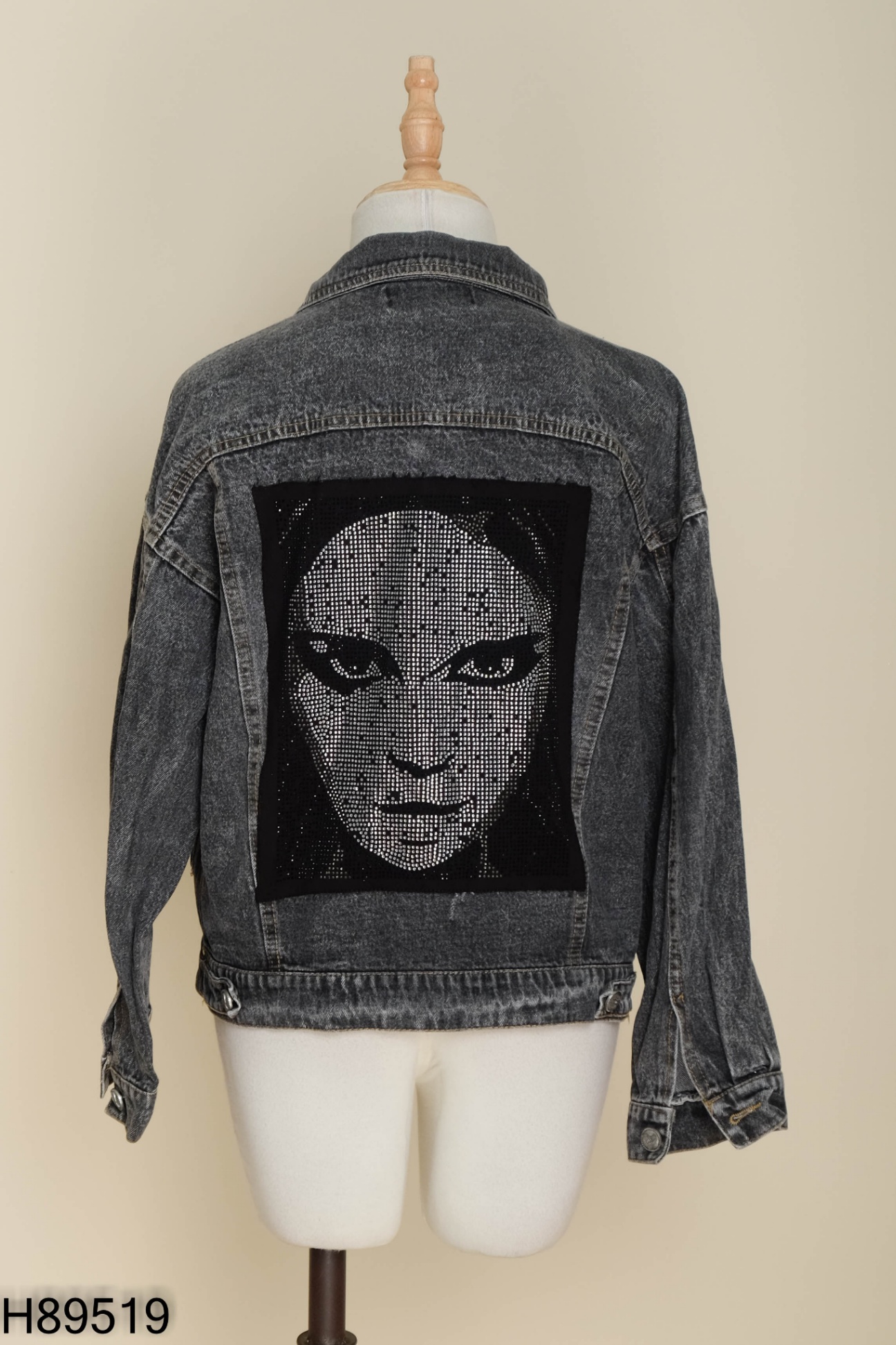 Áo khoác jeans xám đính cườm