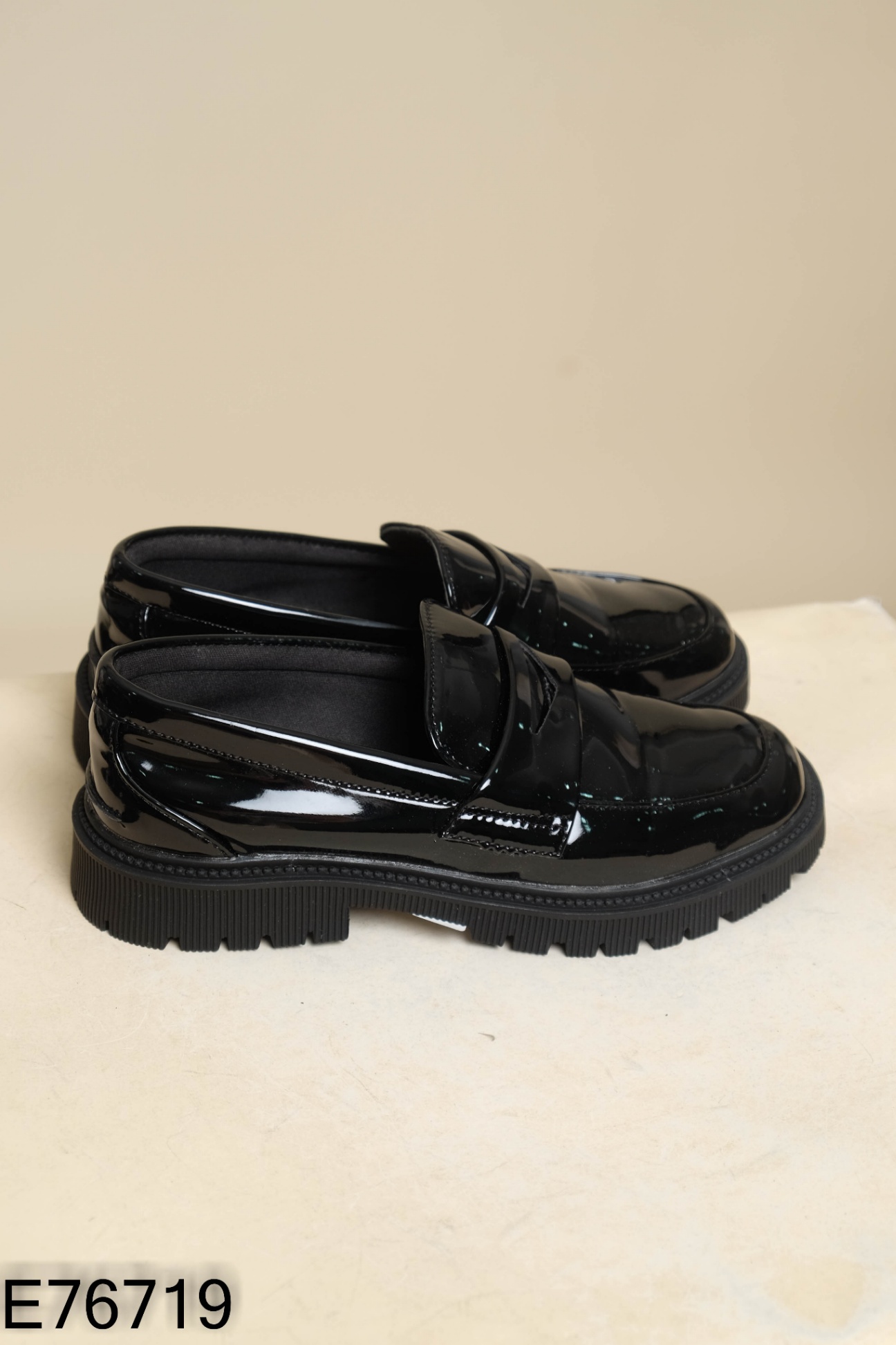 Giày loafer da đen