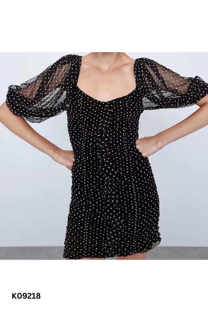 Váy lưới đen chấm bi trắng