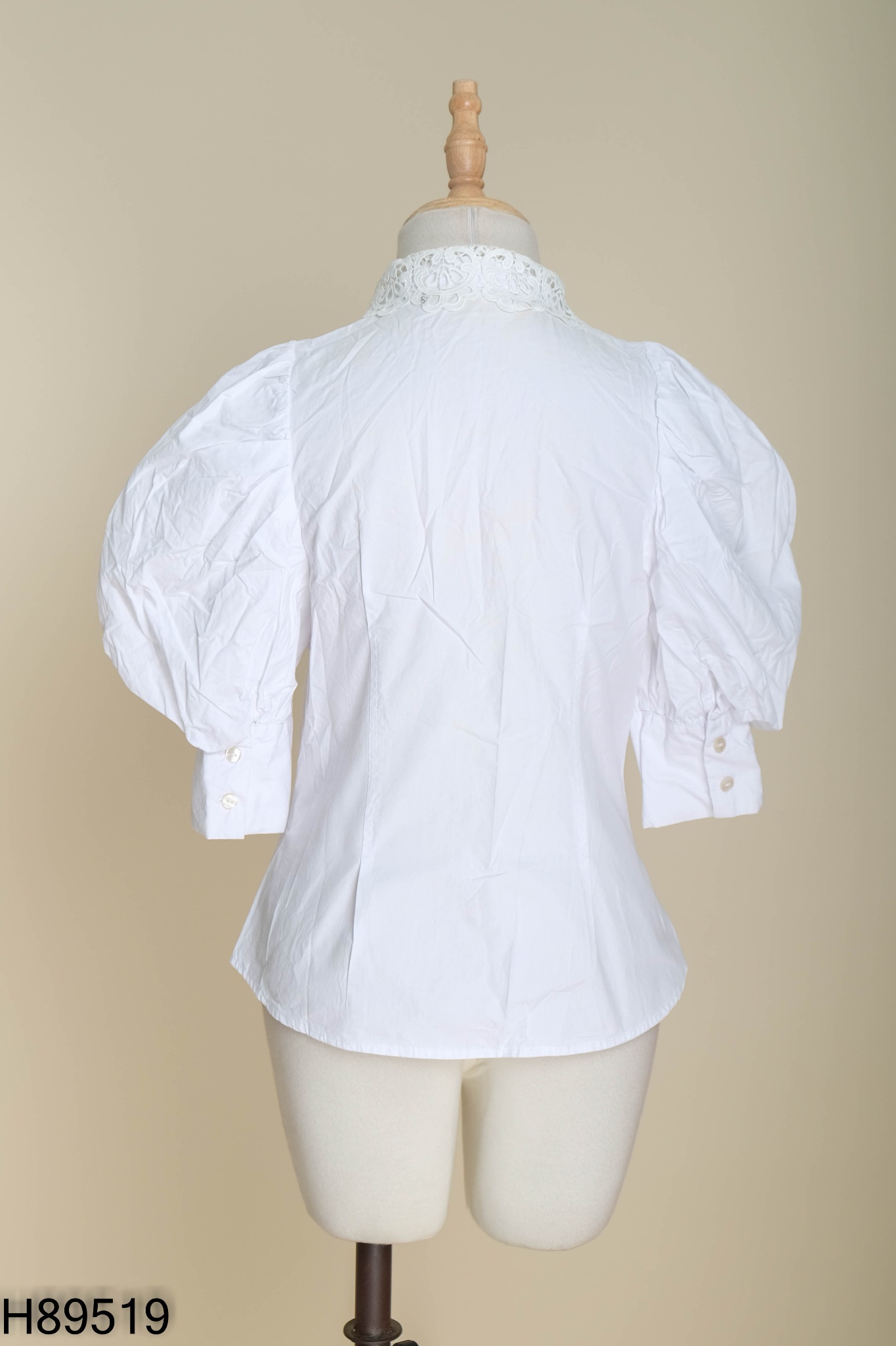 Áo trắng tay phồng cổ sen