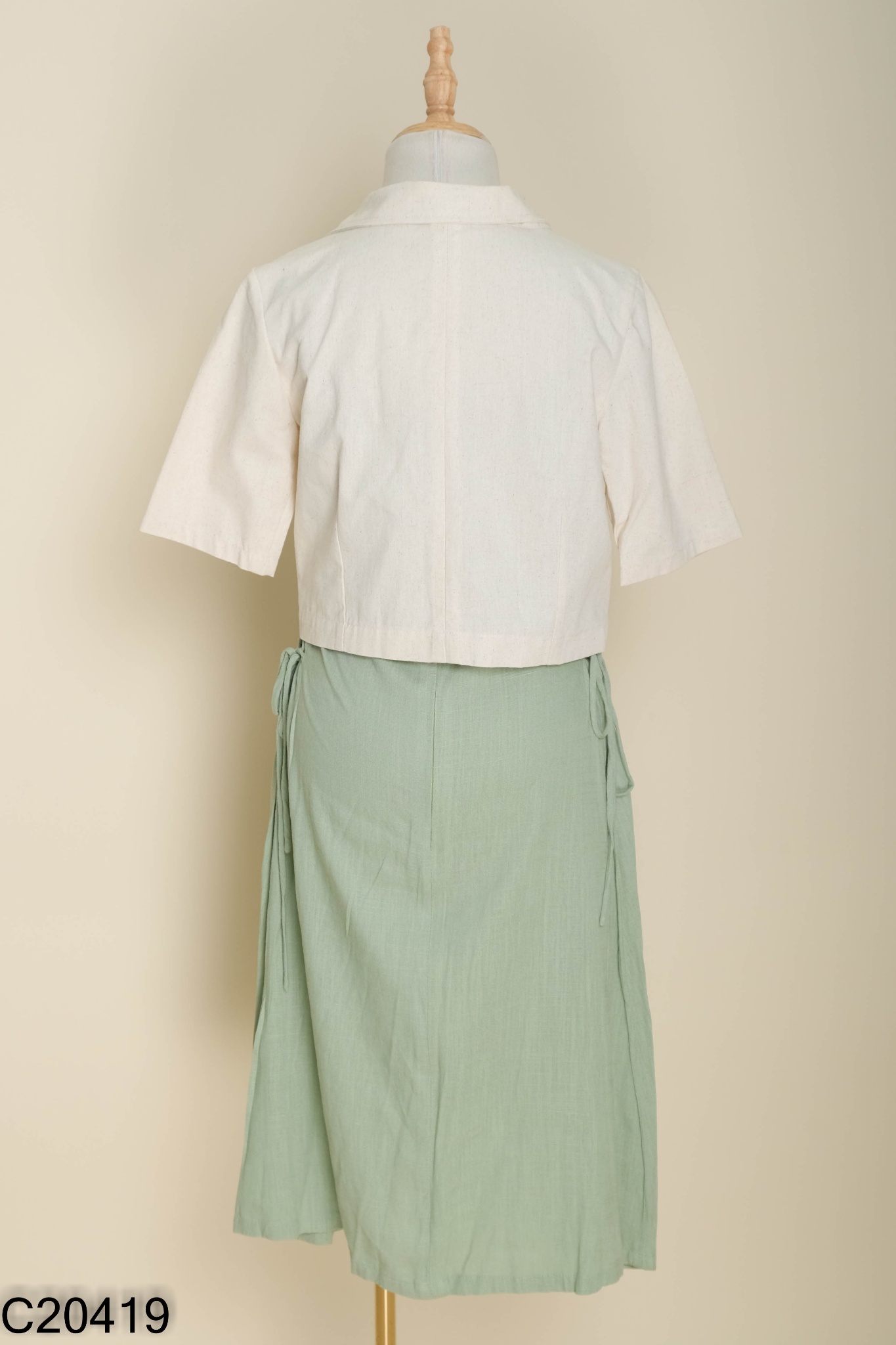 SET Váy hai dây xanh + áo linen be