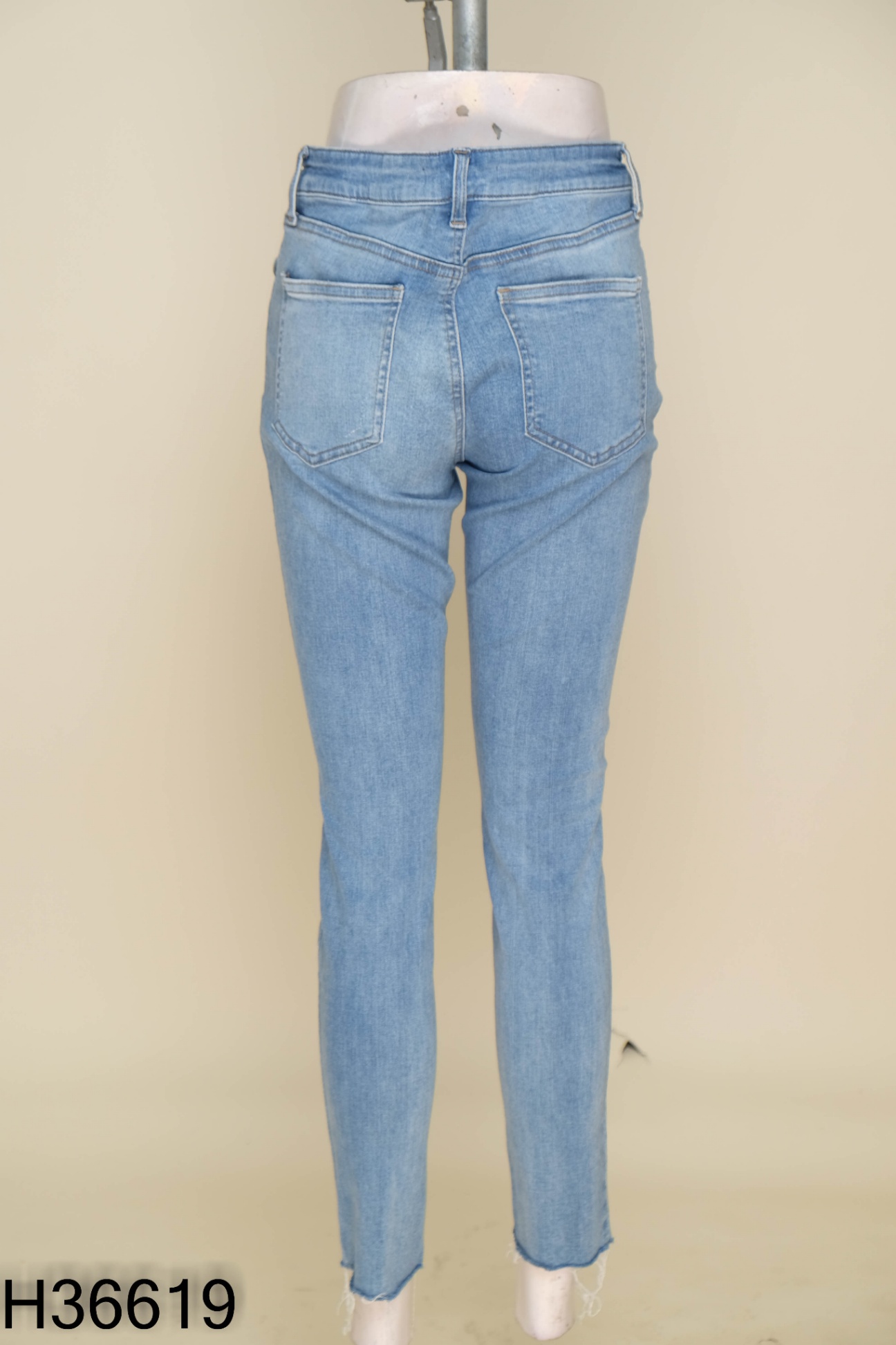 Quần jeans UIQLO xanh rách