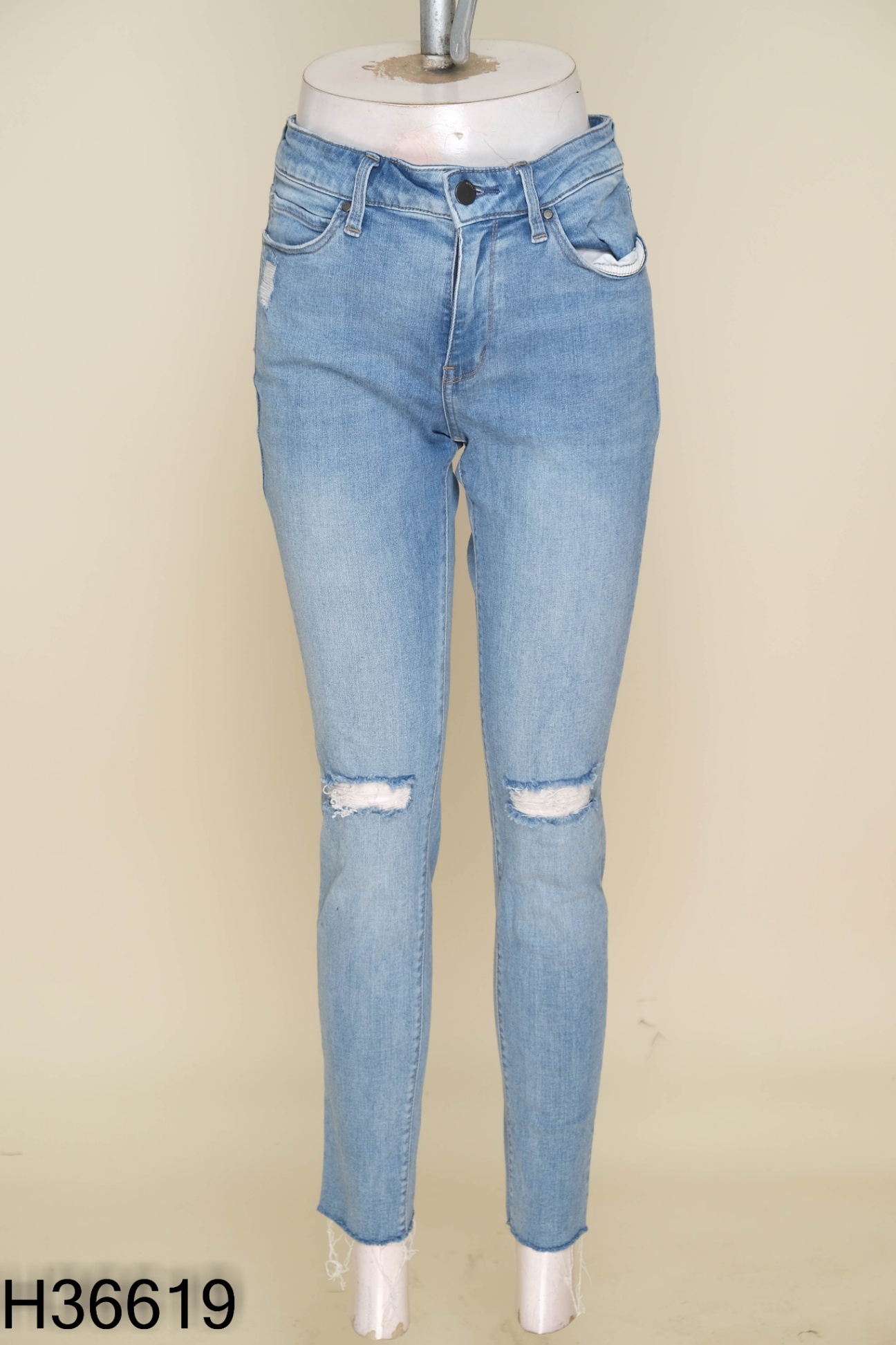 Quần jeans UIQLO xanh rách