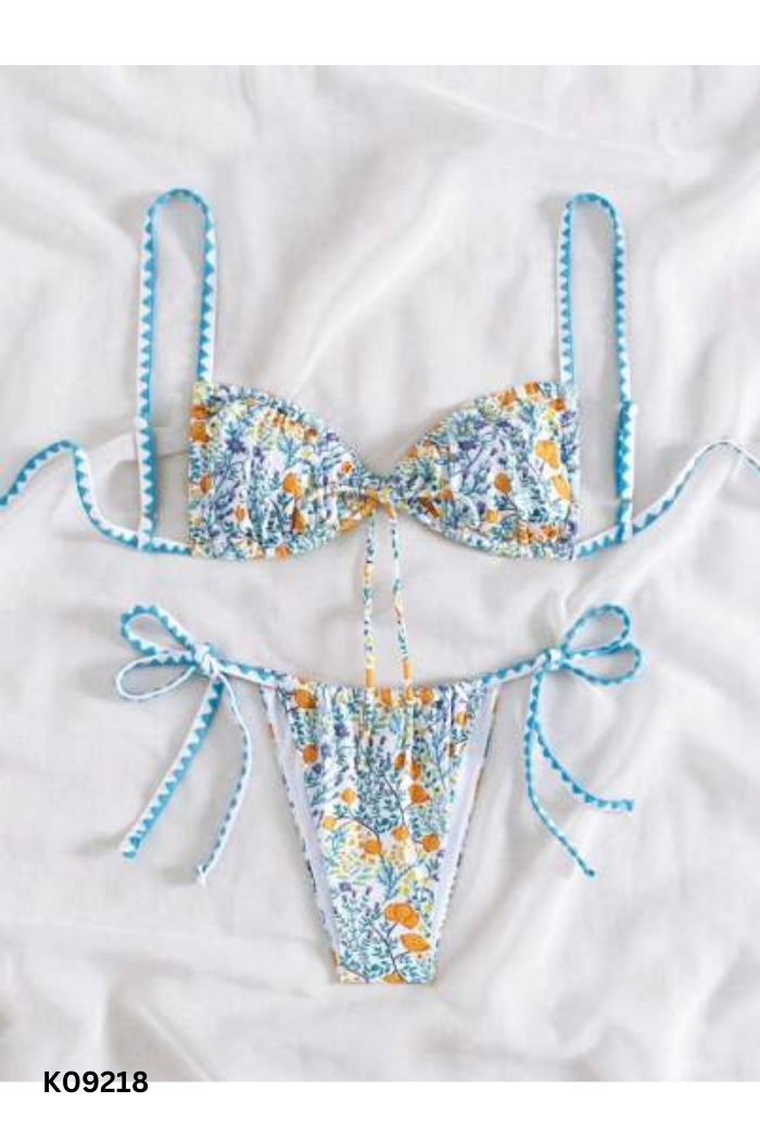 Set bikini trắng hoạ tiết xanh