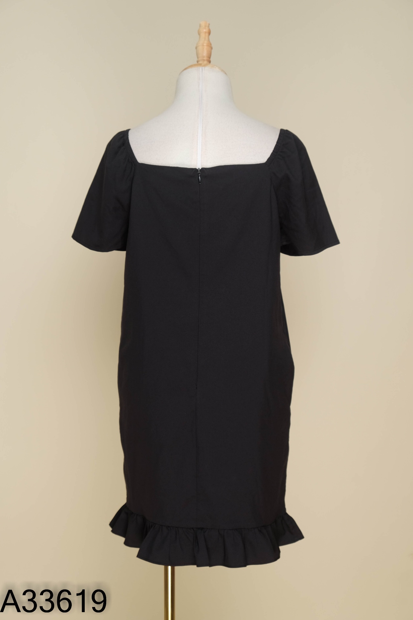 Váy đen 9WEAR cổ vuông
