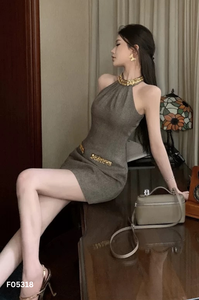 Váy nâu cổ yếm