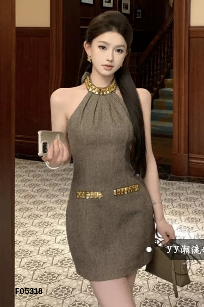 Váy nâu cổ yếm