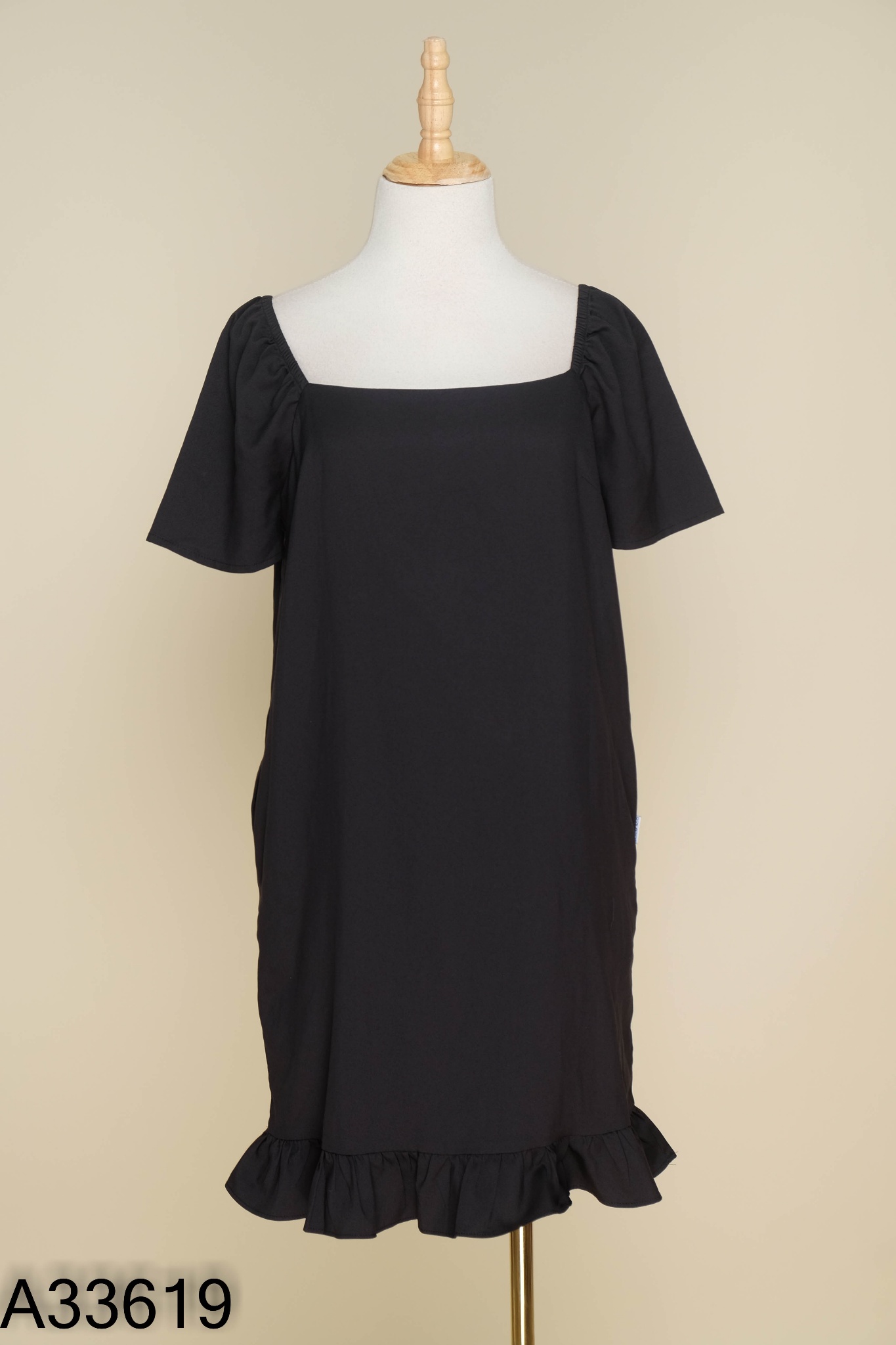 Váy đen 9WEAR cổ vuông
