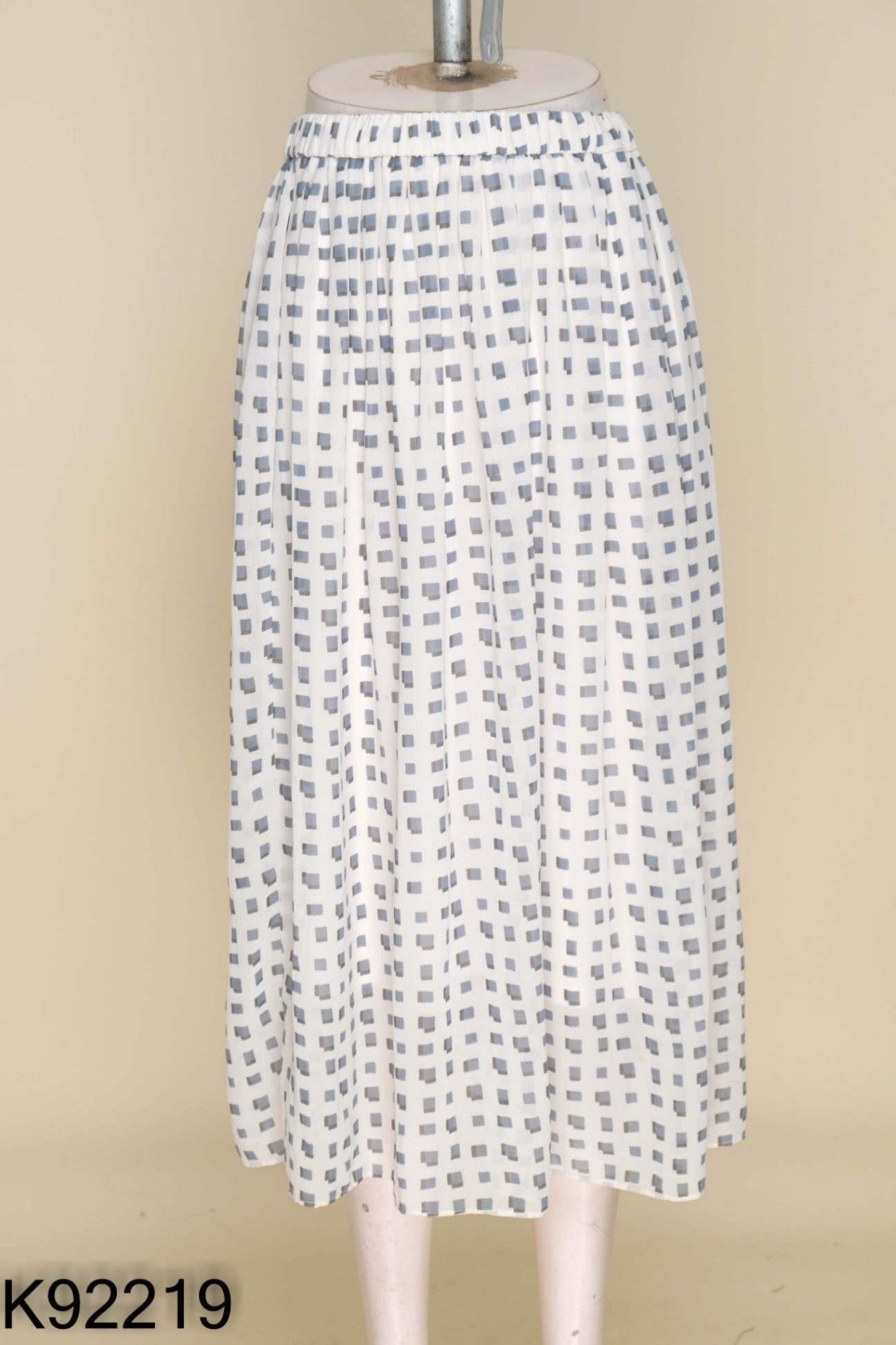Chân váy UNIQLO trắng họa tiết xanh