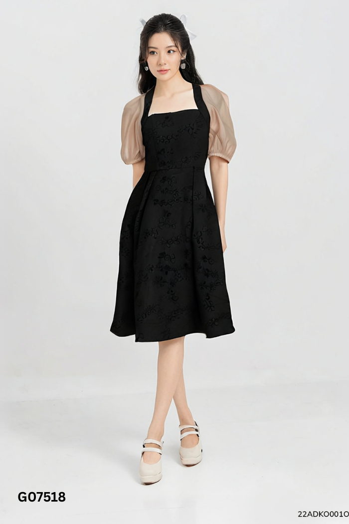 Váy CUNNIE STORE gấm đen tay voan be