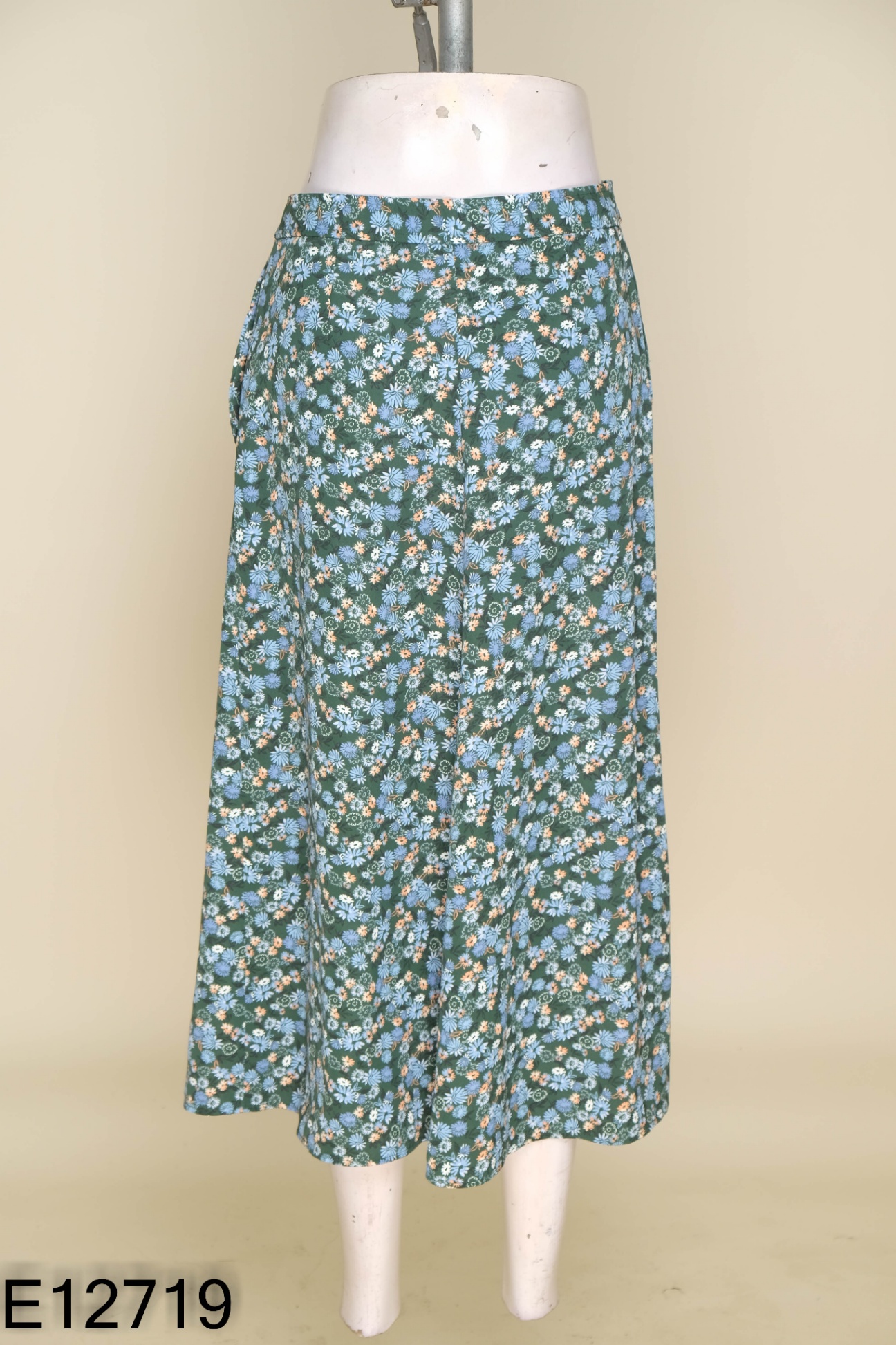 Chân váy UNIQLO xanh hoa