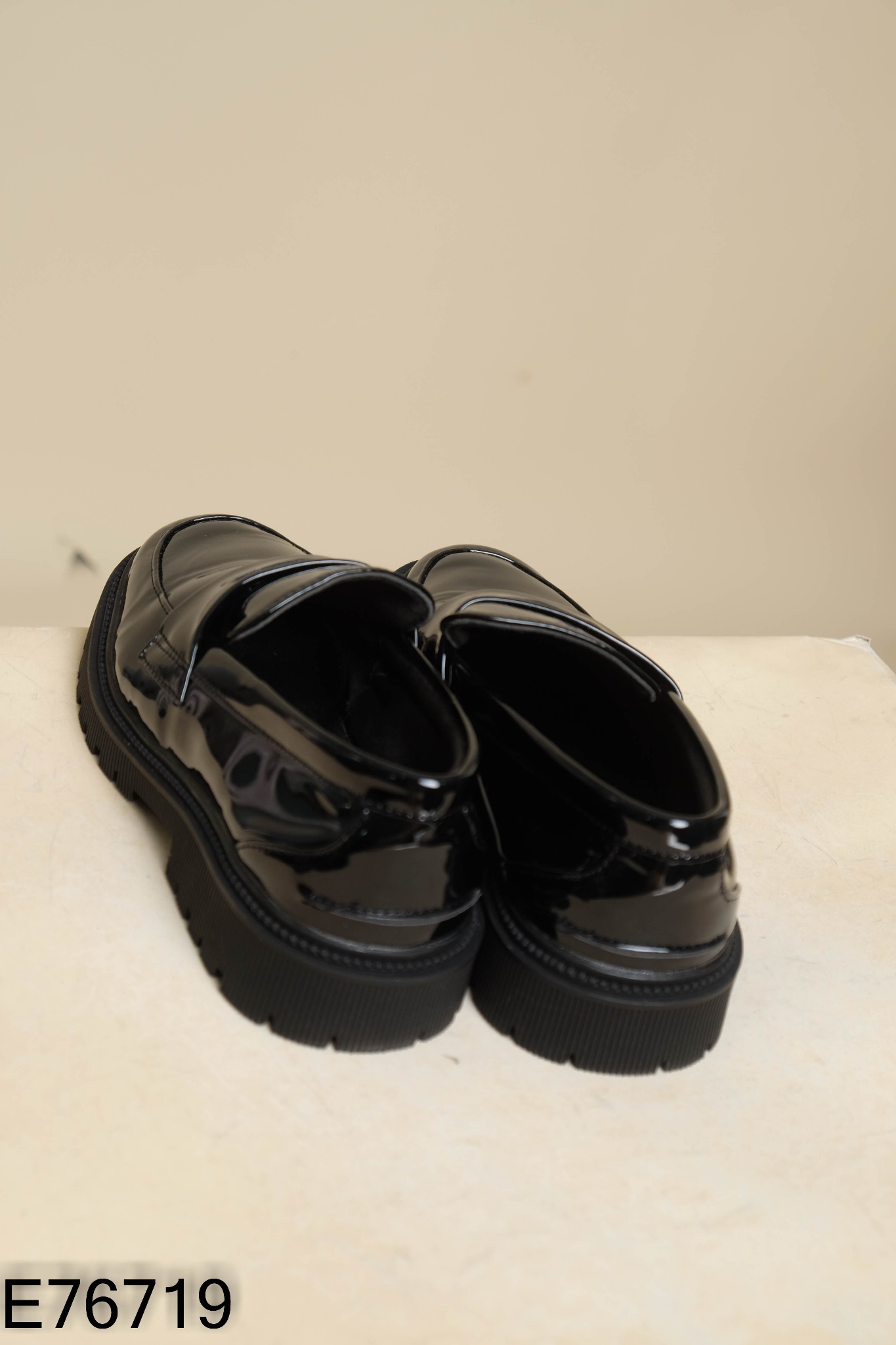 Giày loafer da đen