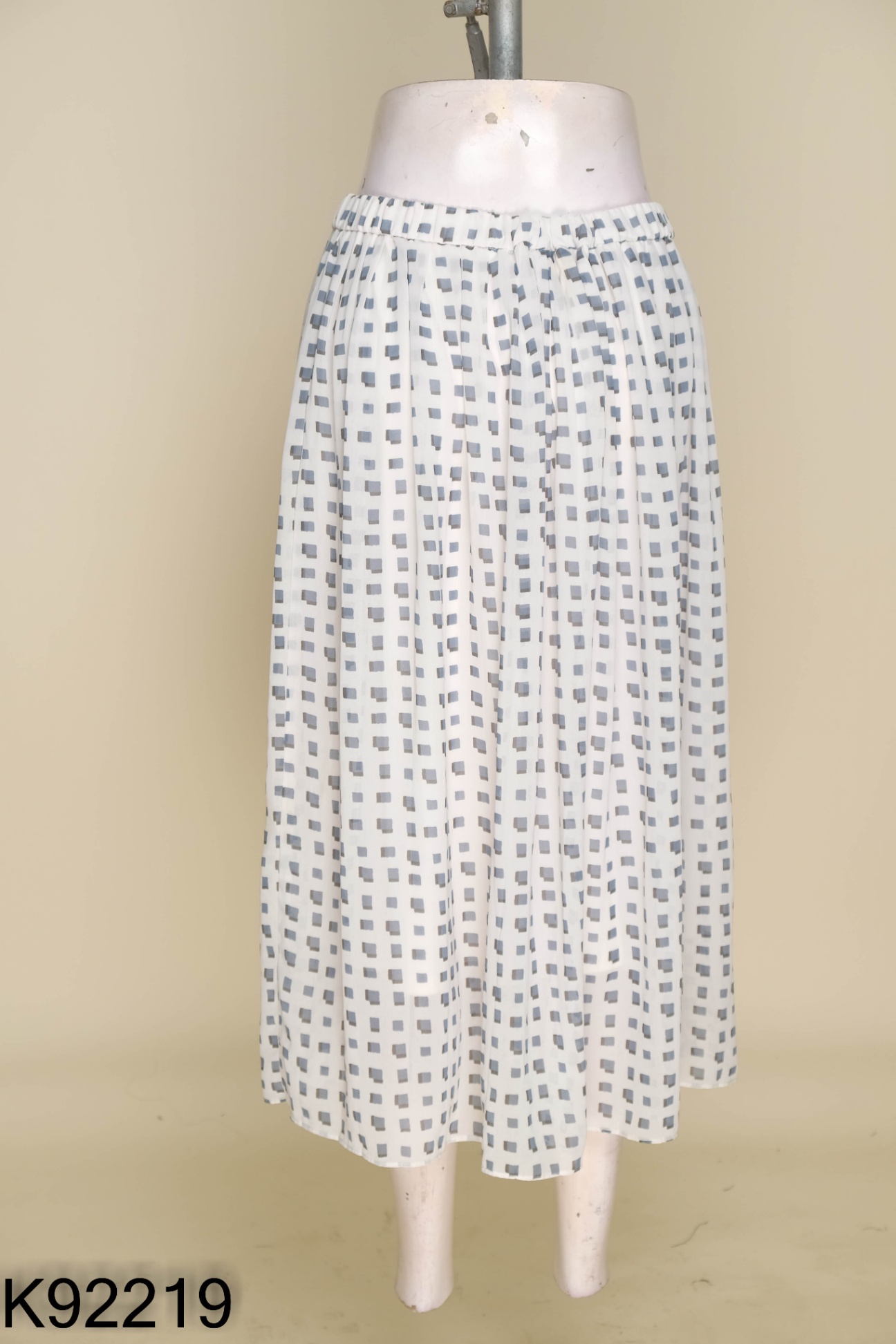 Chân váy UNIQLO trắng họa tiết xanh