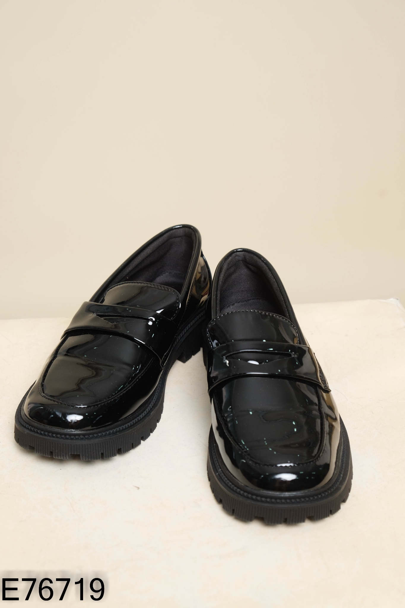 Giày loafer da đen