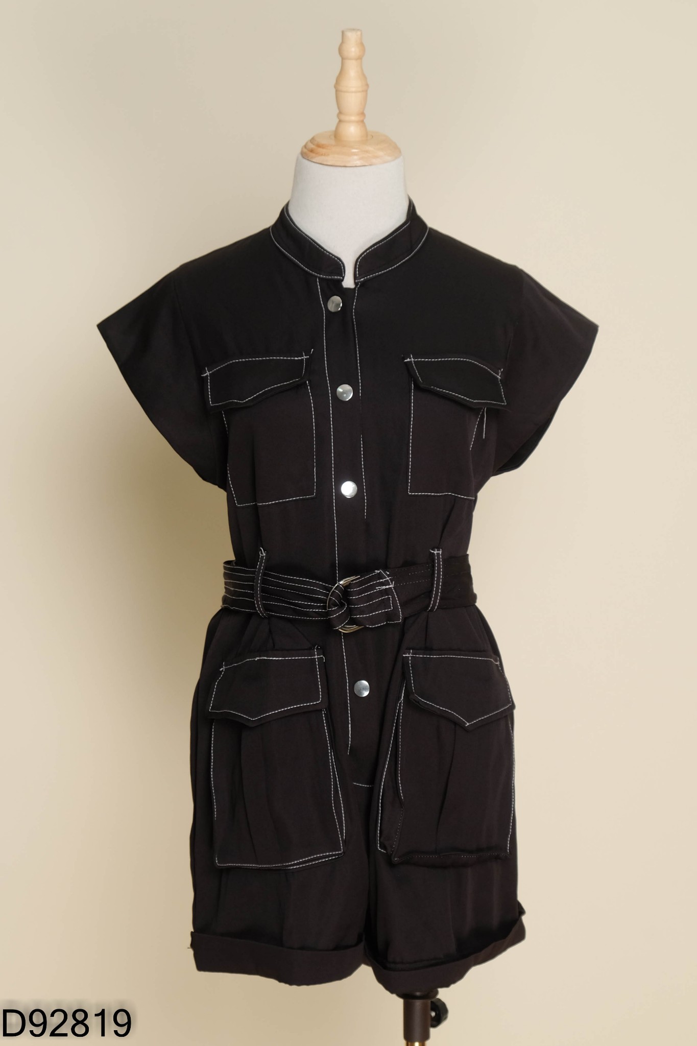 Jumpsuit đen viền chỉ trắng