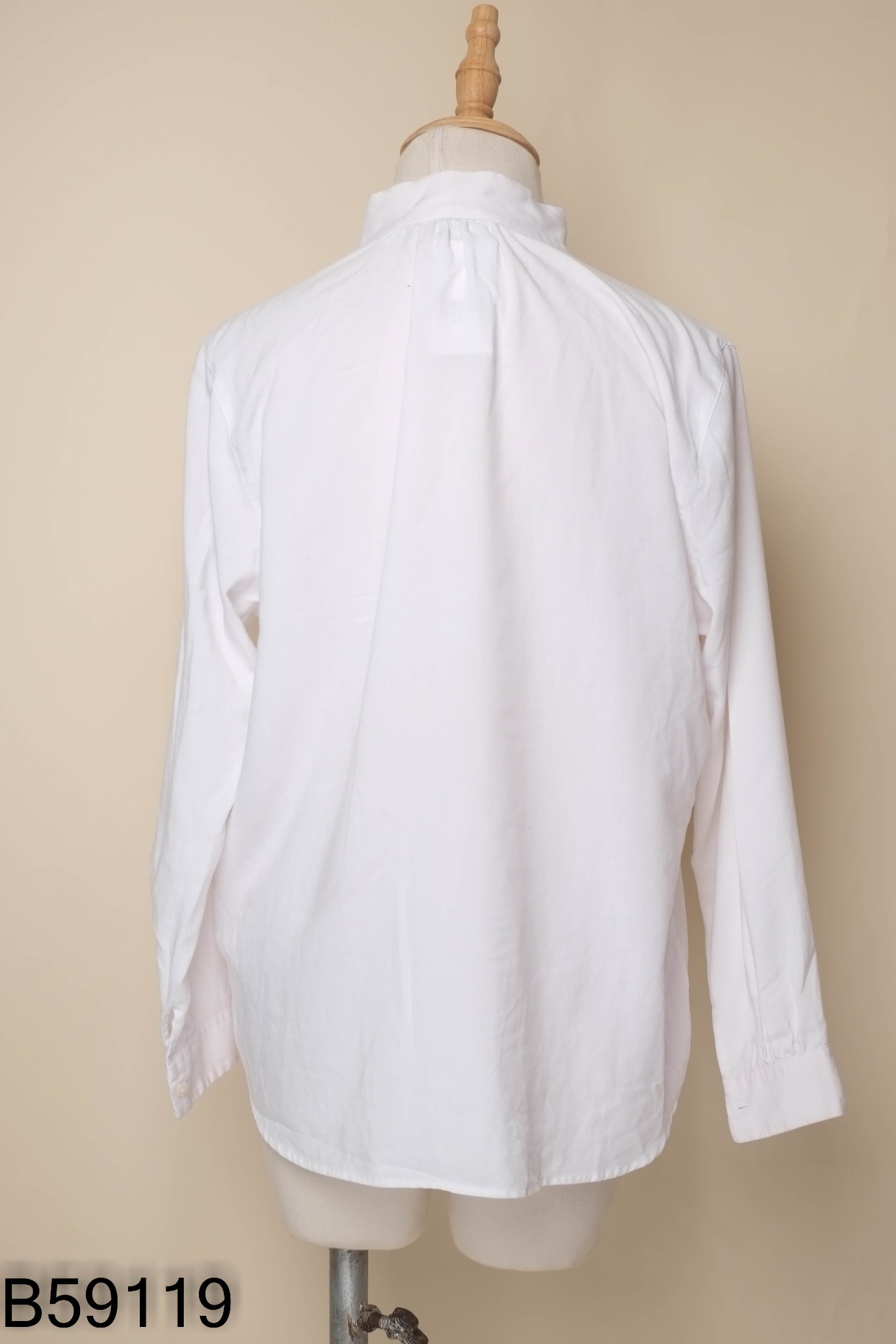 Áo UNIQLO sơ mi trắng buộc cổ